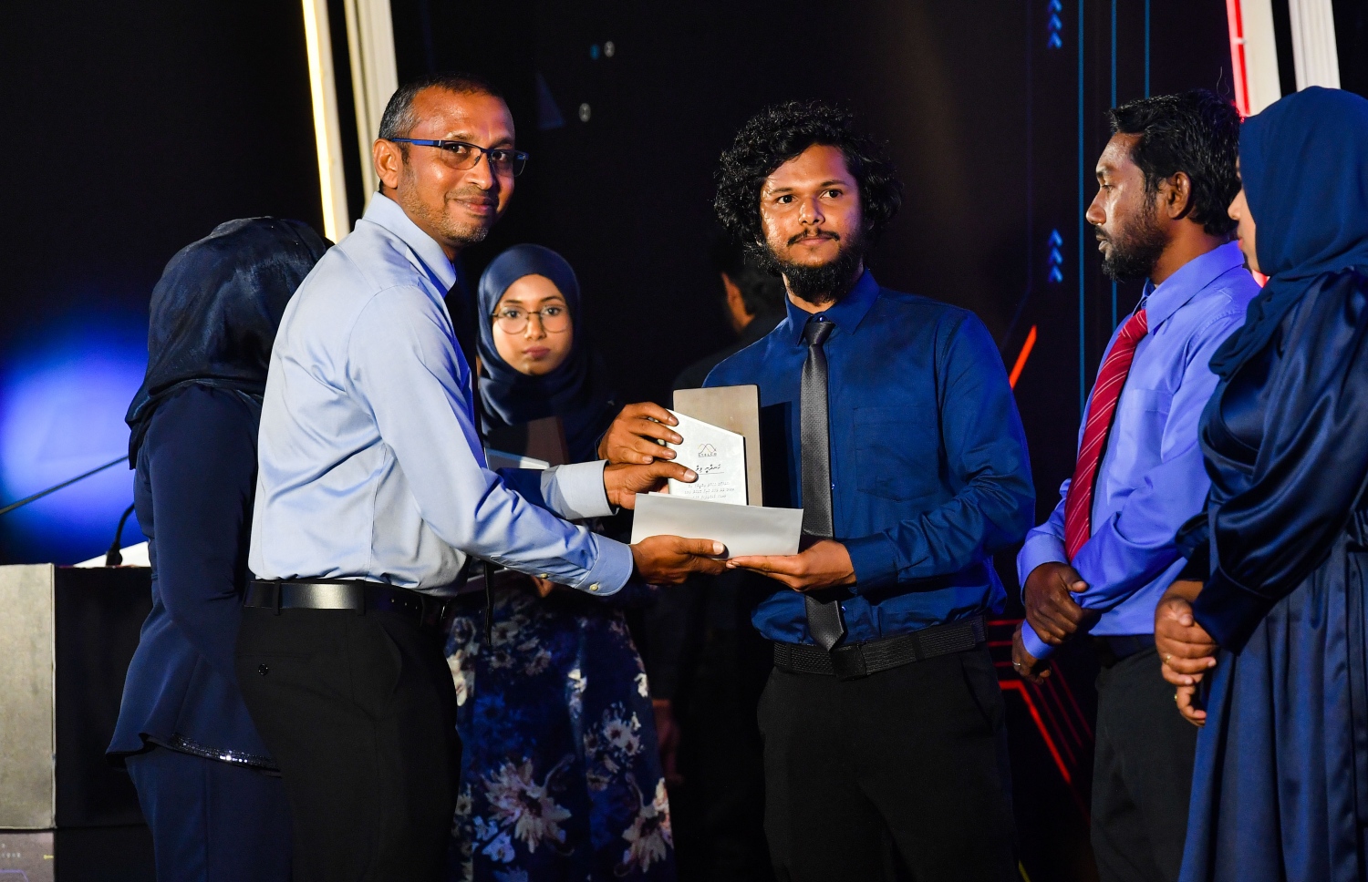 ސްޓެލްކޯގެ 25 ވަނަ އަހަރީ ދުވަސް ފާހަގަ ކުރުމަށް ދަރުބާރުގޭގައި ބޭއްވި ޖަލްސާގައި އެ ކުންފުނީގެ މުވައްޒަފަކަށް ހަދާނީ ލިއުން ހަވާލުކޮށްދެއްވަނީ--. ފޮޓޯ: ރައީސް އޮފީސް