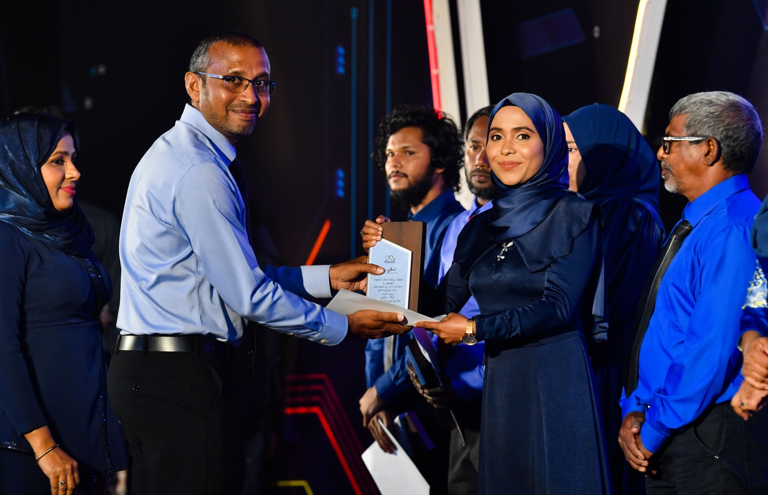 ސްޓެލްކޯގެ 25 ވަނަ އަހަރީ ދުވަސް ފާހަގަ ކުރުމަށް ދަރުބާރުގޭގައި ބޭއްވި ޖަލްސާގައި އެ ކުންފުނީގެ މުވައްޒަފަކަށް ހަދާނީ ފިލާ ދެނީ--. ފޮޓޯ: ރައީސް އޮފީސް