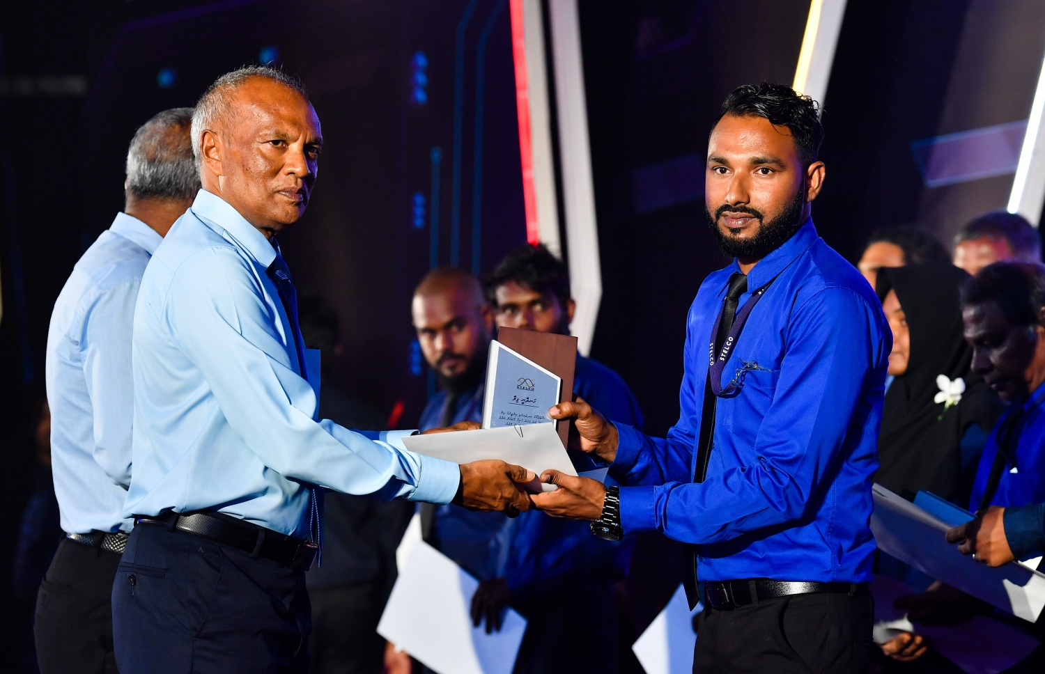 ސްޓެލްކޯގެ 25 ވަނަ އަހަރީ ދުވަސް ފާހަގަ ކުރުމަށް ދަރުބާރުގޭގައި ބޭއްވި ޖަލްސާގައި އެ ކުންފުނީގެ މުވައްޒަފަކަށް ހަދާނީ ފިލާ ދެނީ--. ފޮޓޯ: ރައީސް އޮފީސް