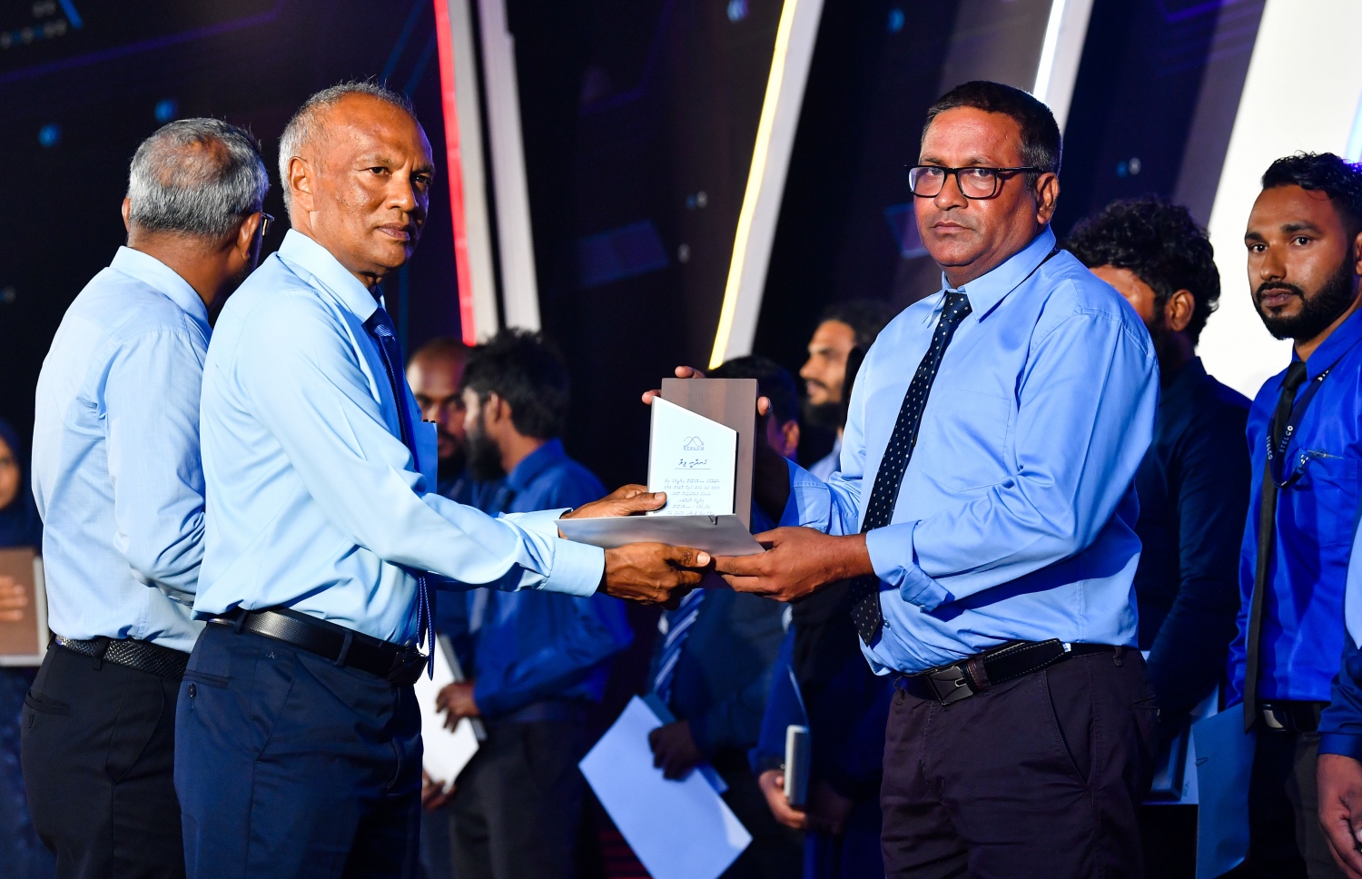 ސްޓެލްކޯގެ 25 ވަނަ އަހަރީ ދުވަސް ފާހަގަ ކުރުމަށް ދަރުބާރުގޭގައި ބޭއްވި ޖަލްސާގައި އެ ކުންފުނީގެ މުވައްޒަފަކަށް ހަދާނީ ފިލާ ދެނީ--. ފޮޓޯ: ރައީސް އޮފީސް