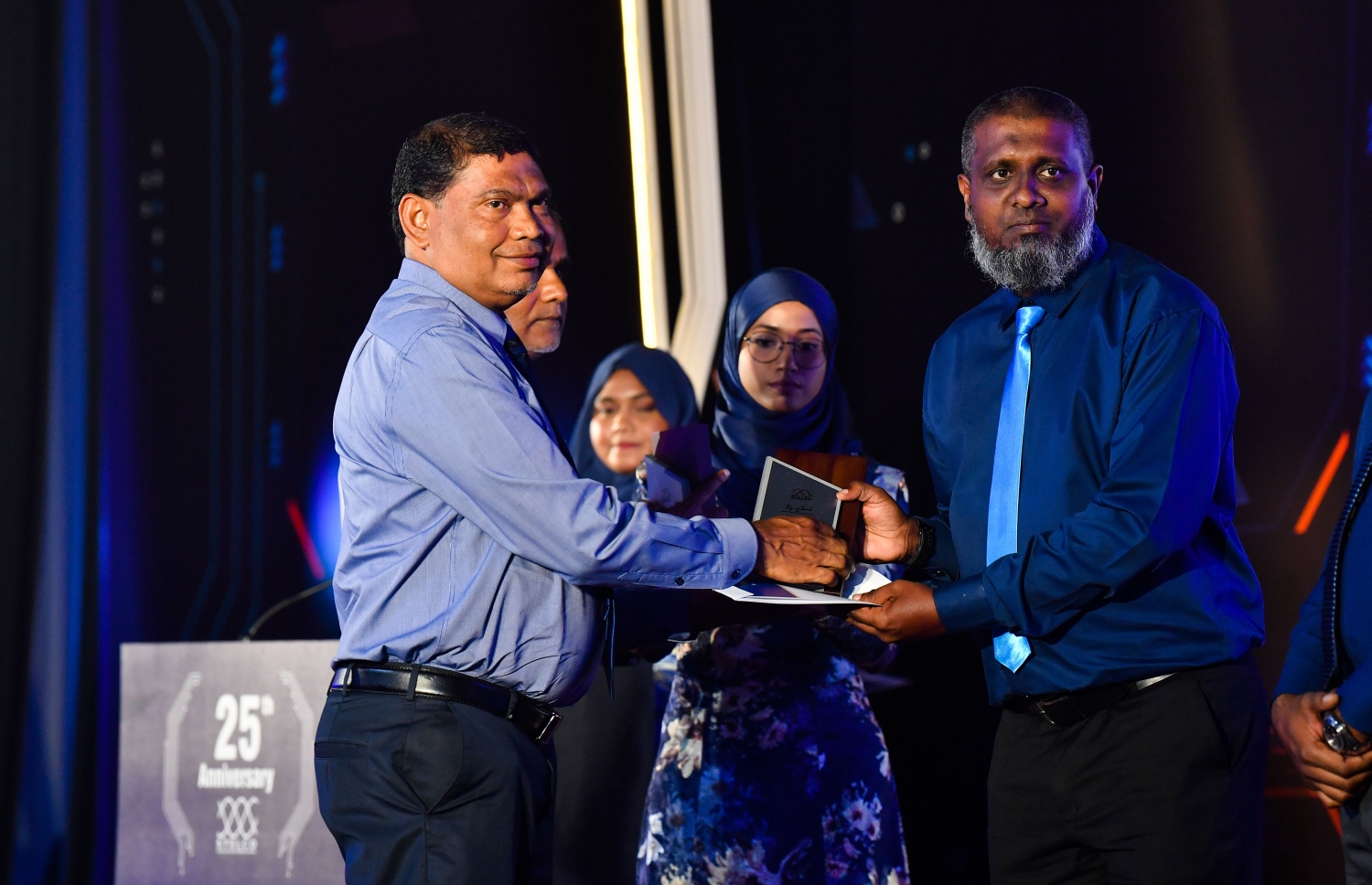 ސްޓެލްކޯގެ 25 ވަނަ އަހަރީ ދުވަސް ފާހަގަ ކުރުމަށް ދަރުބާރުގޭގައި ބޭއްވި ޖަލްސާގައި އެ ކުންފުނީގެ މުވައްޒަފަކަށް ހަދާނީ ފިލާ ދެނީ--. ފޮޓޯ: ރައީސް އޮފީސް