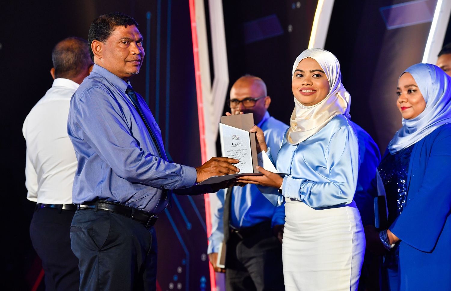 ސްޓެލްކޯގެ 25 ވަނަ އަހަރީ ދުވަސް ފާހަގަ ކުރުމަށް ދަރުބާރުގޭގައި ބޭއްވި ޖަލްސާގައި އެ ކުންފުނީގެ މުވައްޒަފަކަށް ހަދާނީ ފިލާ ދެނީ--. ފޮޓޯ: ރައީސް އޮފީސް