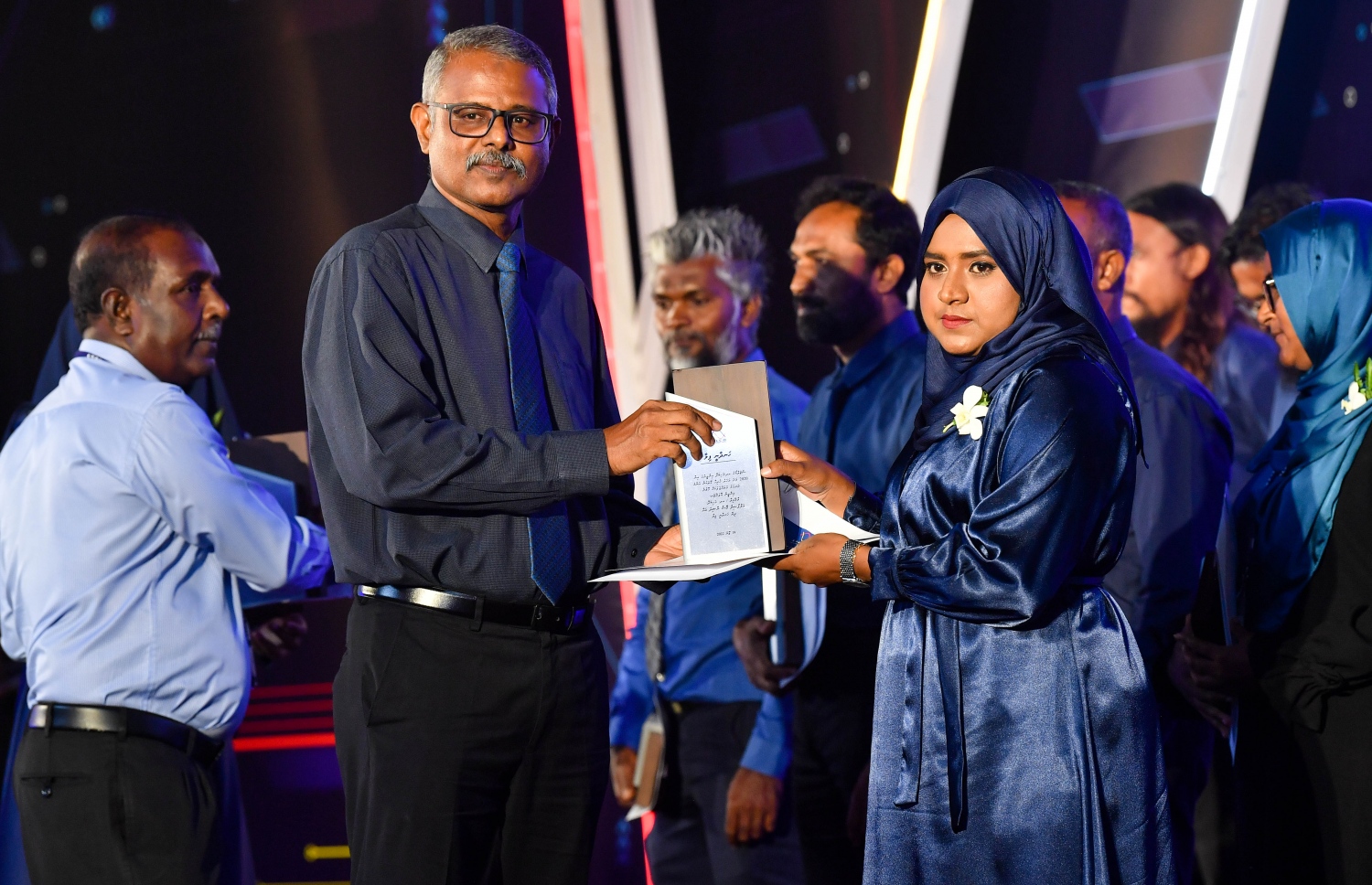 ސްޓެލްކޯގެ 25 ވަނަ އަހަރީ ދުވަސް ފާހަގަ ކުރުމަށް ދަރުބާރުގޭގައި ބޭއްވި ޖަލްސާގައި އެ ކުންފުނީގެ މުވައްޒަފަކަށް ހަދާނީ ފިލާ ދެނީ--. ފޮޓޯ: ރައީސް އޮފީސް