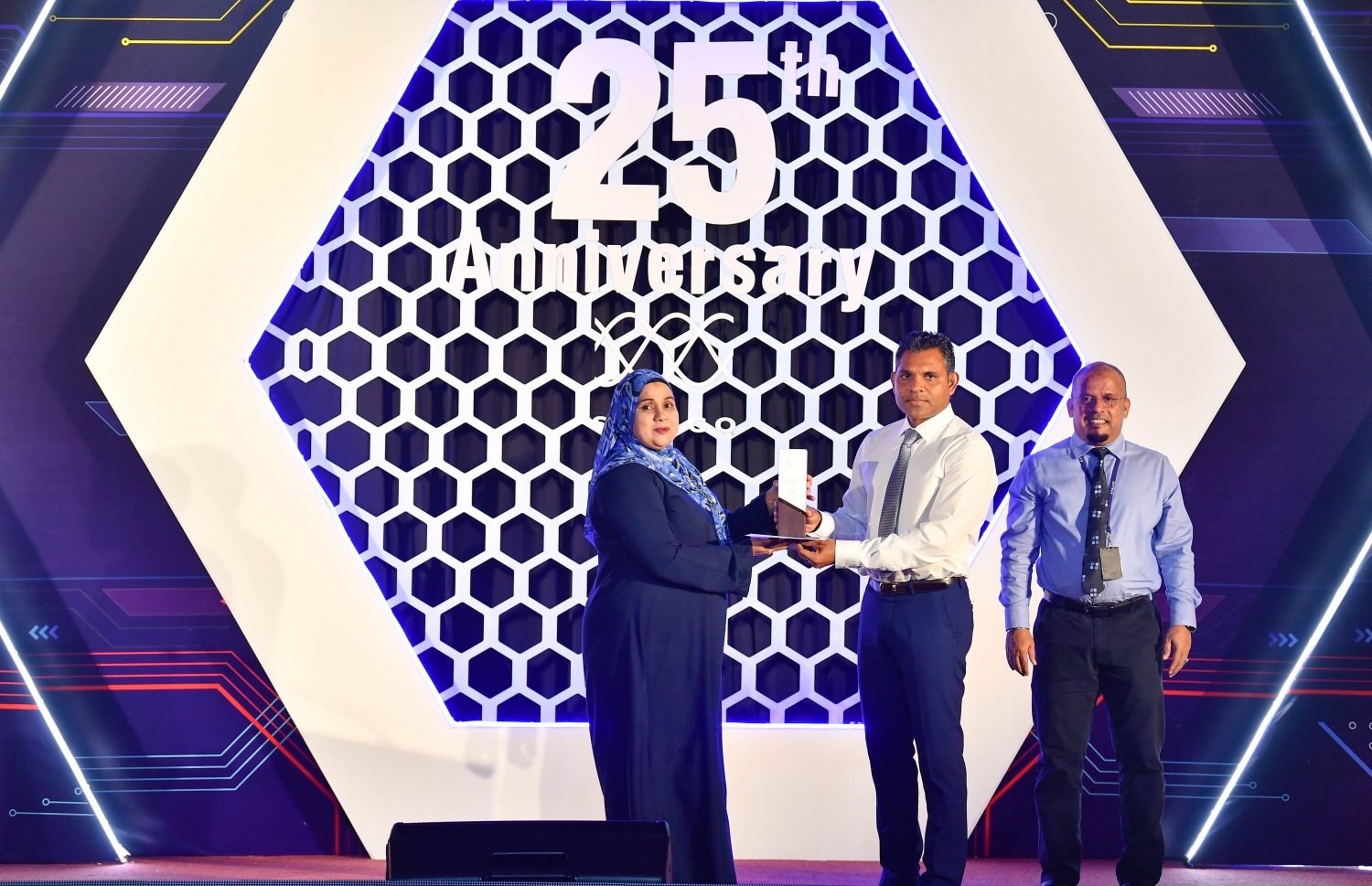 ސްޓެލްކޯ އަށް ދިގު މުއްދަތެއް ވަންދެން ހިދުމަތްކުރި މުވަޒަފަކަށް، ނައިބު ރައީސް ފައިސަލް ނަސީމް ހަދާނީ ފިލާ އަރުވަނީ.---ފޮޓޯ: ރައީސް އޮފީސް