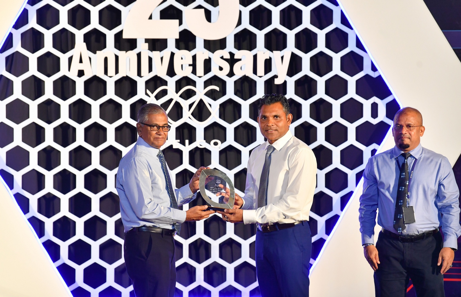 ސްޓެލްކޯ އަށް ދިގު މުއްދަތެއް ވަންދެން ހިދުމަތްކުރި އަދި ކުރީގެ އެމްޑީ އަބްދުލް ޝުކޫރުއަށް، ނައިބު ރައީސް ފައިސަލް ނަސީމް ހަދާނީ ފިލާ އަރުވަނީ.---ފޮޓޯ: ރައީސް އޮފީސް