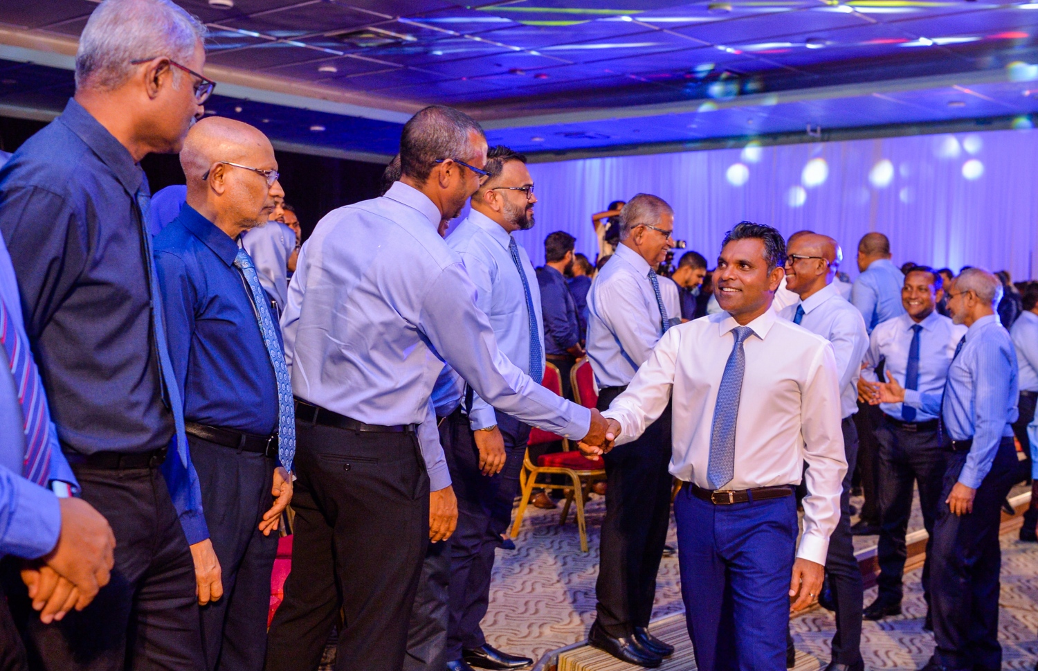 ސްޓެލްކޯގެ 25 ވަނަ އަހަރީ ދުވަސް ފާހަގަ ކުރުމަށް ދަރުބާރުގޭގައި ބޭއްވި ޖަލްސާ ނިންމާލުމަށްފަހު ނައިބު ރައީސް ފައިސަލް ނަސީމް އެކުންފުނީގެ މުވައްޒަފުންނާއި ސަލާމްކުރައްވަނީ--. ފޮޓޯ: ރައީސް އޮފީސް