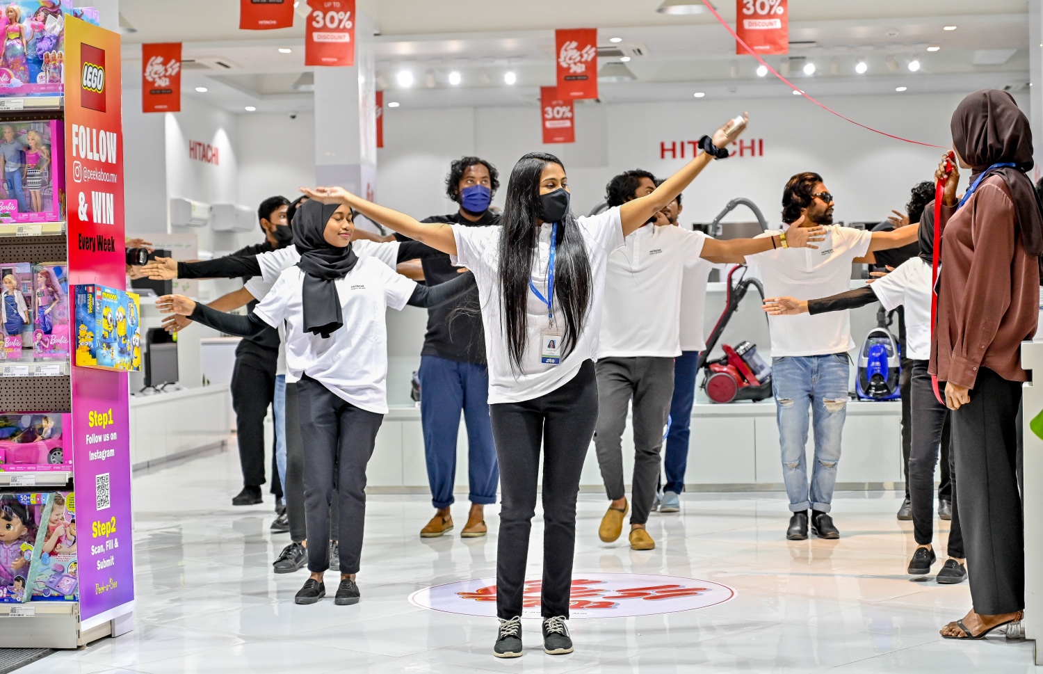 ޕްރޮމޯޝަން ފެށި ހަފްލާގައި އެސްޓީއޯގެ ސްޓާފުން ނެށުމުގެ އައިޓަމެއް ހުށަހަޅައިދެނީ ---ފޮޓޯ: ނިޝާން އަލީ | މިހާރު