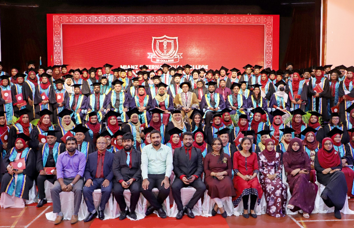 އެމްއައި ކޮލެޖުގެ 2021 ވަނަ އަހަރުގެ ގްރެޖުއޭޝަން ރަސްމިއްޔާތުގެ ތެރެއިން: މި ކޮލެޖަކީ ވާޗުއަލީ ވެސް ގިނަ ދަރިވަރުންތަކަކަށް ކިޔަވާދެމުންދާ ކޮލެޖެއް. ފޮޓޯ: އެމްއައި ކޮލެޖް