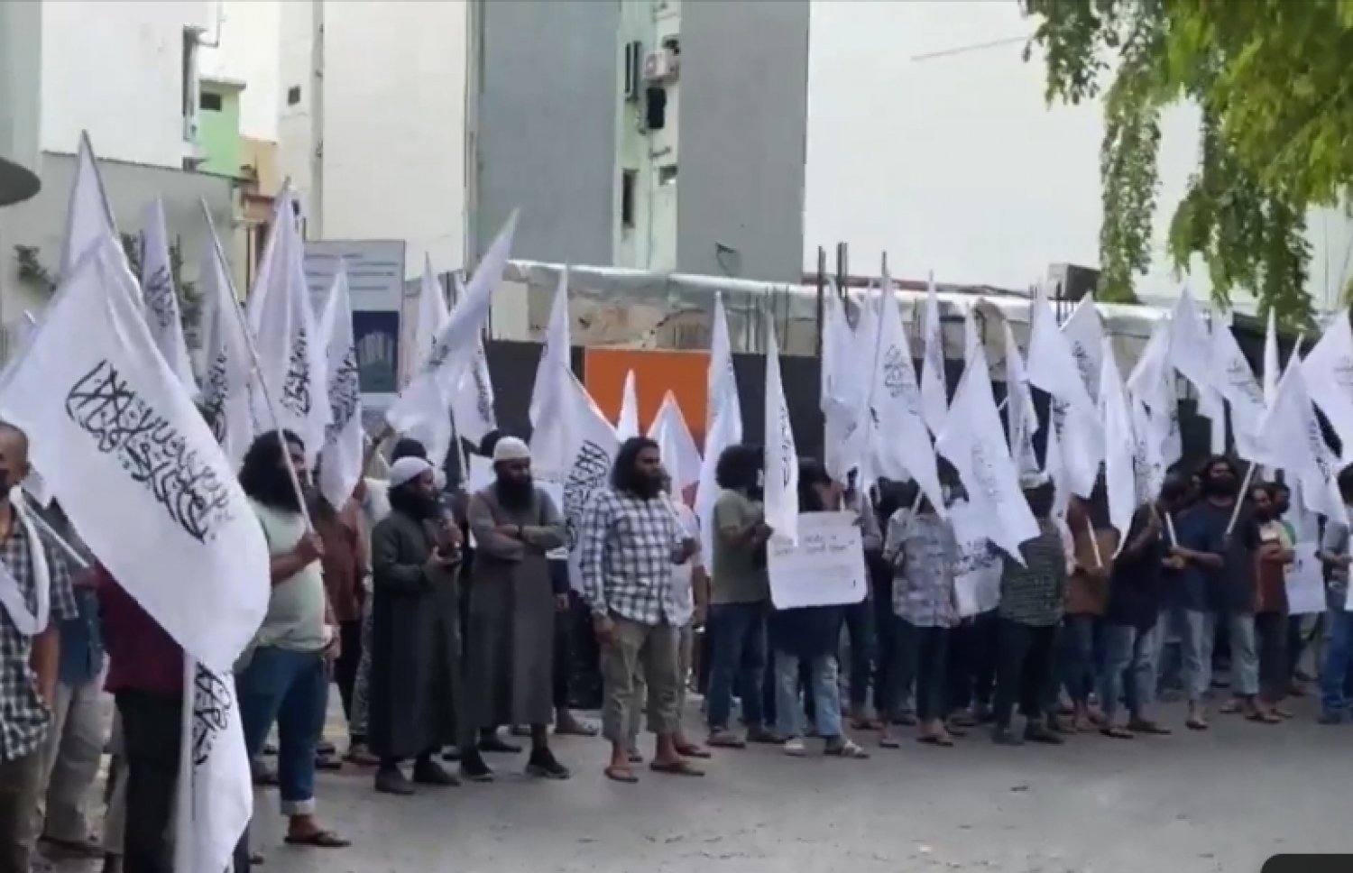 ޔޯގާ އިވެންޓާ ދެކޮޅު ހެދުމަށް އެއްވެ ތިބި މީހުން ގަލޮޅު ދަނޑުކުރިމަތީގައި -- ފޮޓޯ