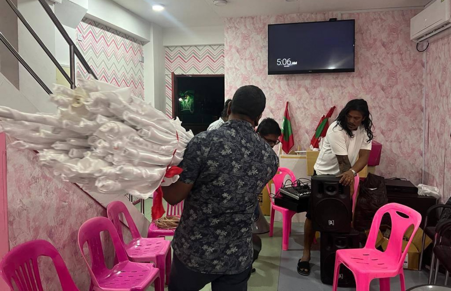 ޕީޕީއެމްގެ އޮފީހުން ދިދަތައް ހަވާލުކުރަނީ. މި އިވެންޓް ހުއްޓުވާލީ ގަލޮޅު ދަނޑަށް ވަދެ އަރައިގަނެގެން.