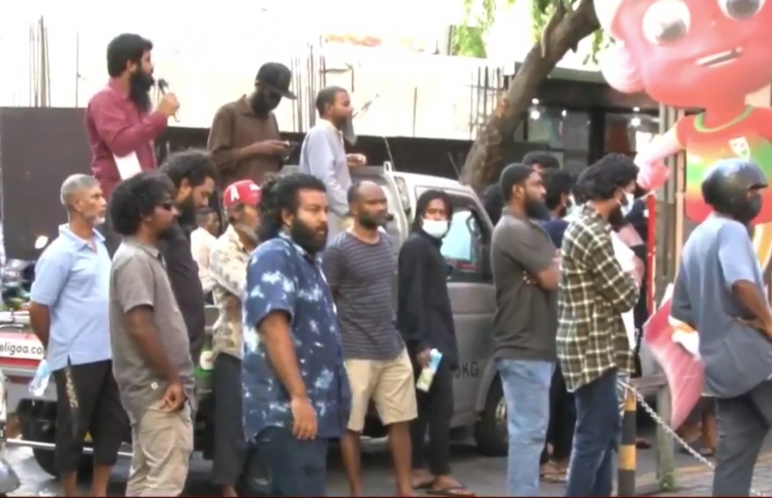 ޔޯގާ އިވެންޓް ހުއްޓުވަން ދިޔަ ބައެއް މީހުން އެތަނުގައި މަޑުކޮށްލައިގެން. --