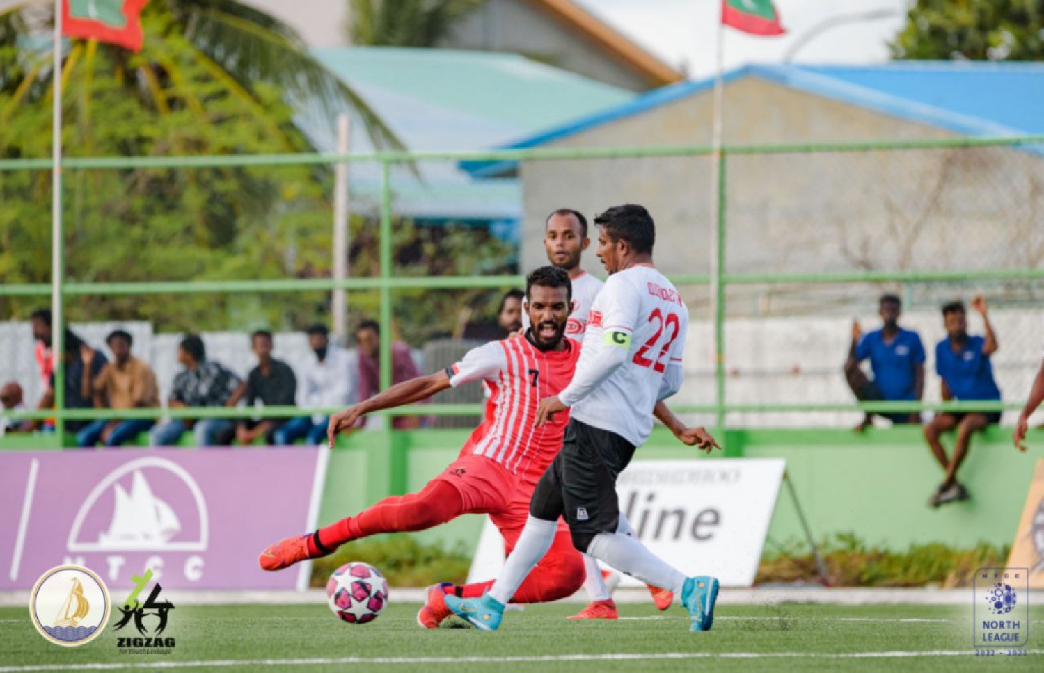 އިހަވަންދޫ ޕޯލްސްޓާ (ހުދު ޖޯޒީގައި) އަދި ކުޅުދުއްފުށީ ޒިގްޒެގް ބައްދަލުކުރި މެޗުގެ ތެރެއިން.-- ފޮޓޯ: ކުޅުދުއްފުށި ސިޓީ ކައުންސިލް/ ޖައުފަރު އަލީ