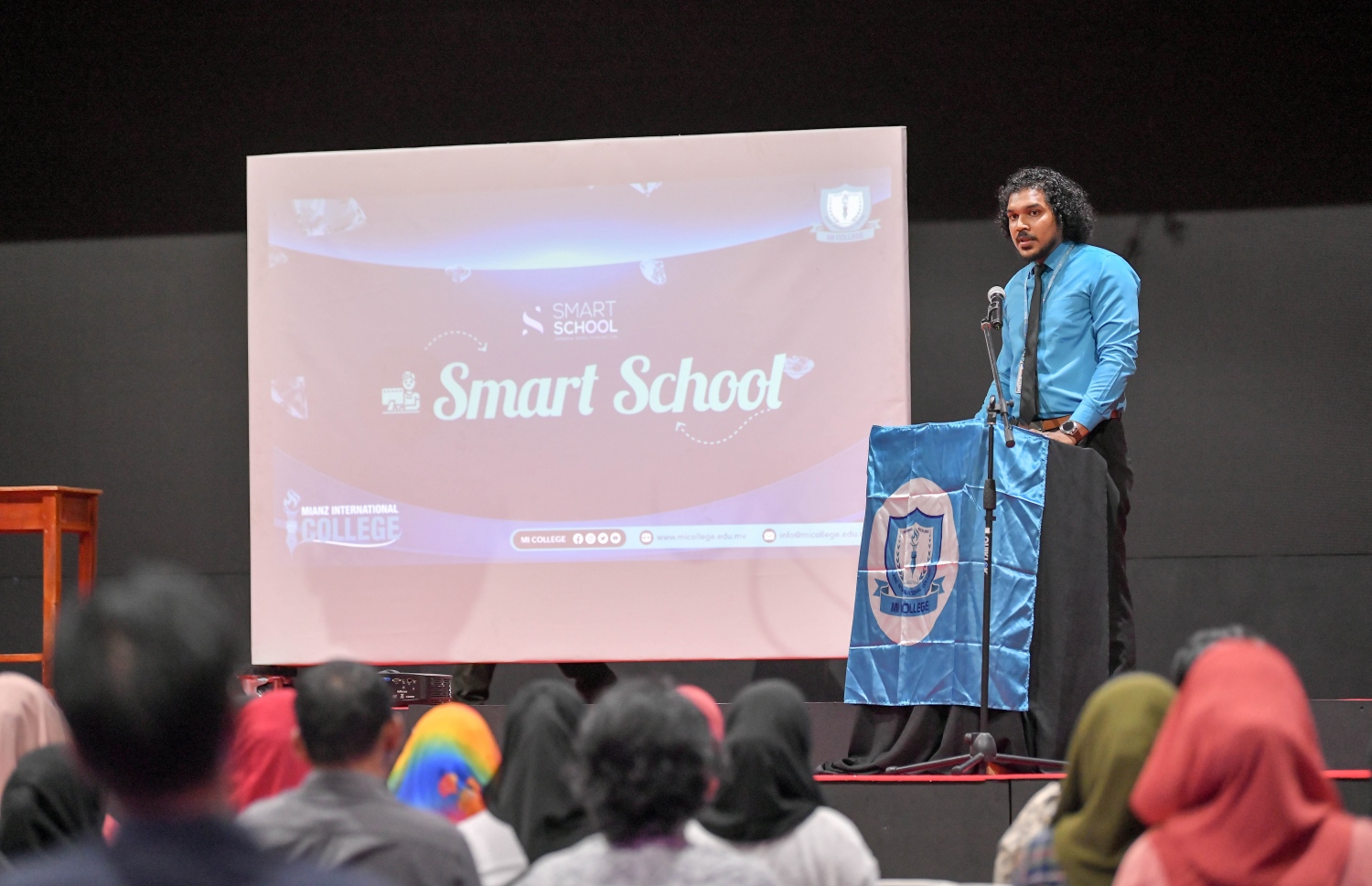 އެމްއައި ކޮލެޖްގެ 'ސްމާޓް ސްކޫލް' އޮންލައިން ޕްލެޓްފޯމާއި ގުޅޭ މައުލޫމާތު ދެނީ ---ފޮޓޯ: ނިޝާން އަލީ | މިހާރު