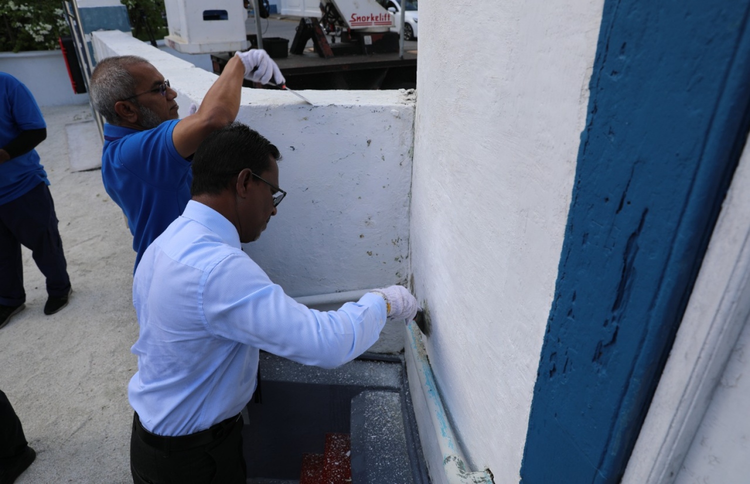 ހެރިޓެޖް މިނިސްޓްރީގެ ސްޓޭޓް މިނިސްޓަރު ތޯރިގް، މުންނާރު ސާފުކުރުމުގެ މަސައްކަތުގައި އިއްޔެ ބައިވެރިވެވަޑައިގަންނަވަނީ. ---ފޮޓޯ: ސްޓެލްކޯ