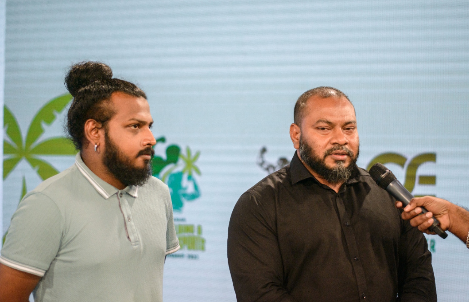 ބޮޑީ ބިލްޑިން އެސޯސިއޭޝަންގެ ރައީސް އިބްރާހިމް ހަމީދު (ކ) އާއި އޮފިޝަލް އިވެންޓްސްގެ އަހްމަދު އަދުހަމް: ރާއްޖޭގައި އަންނަ މަހު ބާއްވާ އޭޝިއާގެ ބޮޑީ ބިލްޑިން ޗެމްޕިއަންޝިޕްގެ އިވެންޓް ޕާޓަނަރަކީ އޮފިޝަލް އިވެންޓްސް --- ފޮޓޯ: ޒިދާން ހުސައިން | ބީބީއޭއެމް