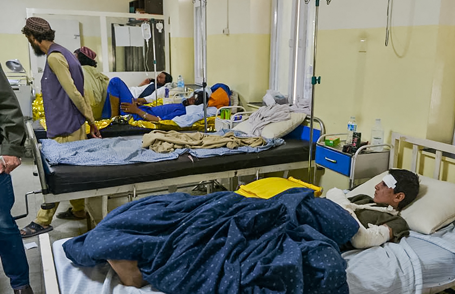 ޖޫން 22، 2022 ގައި އަފްގާނިސްތާނުގެ އިރުދެކުނު ސަރަހައްދަށް އައި ބާރު ގަދަ ބިންހެލުމުގައި އަނިޔާ ލިބުނު ބައެއް މީހުންނަށް، ހޮސްޕިޓަލެއްގައި ފަރުވާ ދެނީ. --އޭއެފްޕީ