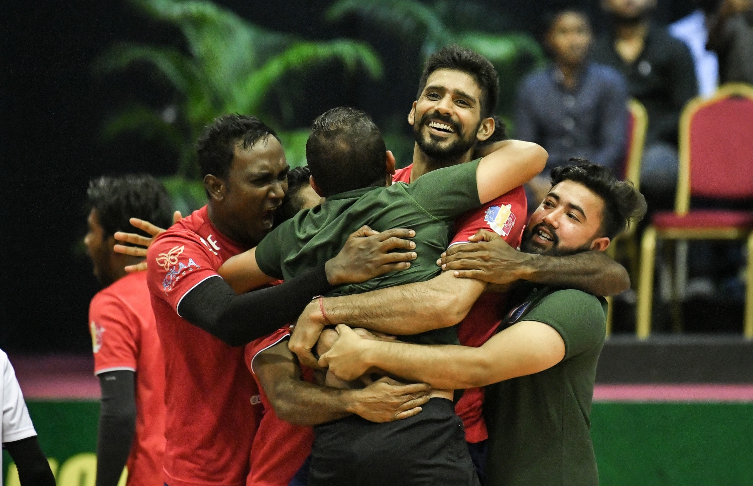 ސިޓީގެ ކޯޗުން ސްޓާފުންނާއި ބައެއް ކުޅުންތެރިން އުފާފާޅު ކުރަނީ --- ފޮޓޯ: ނިޝާން އަލީ | މިހާރު