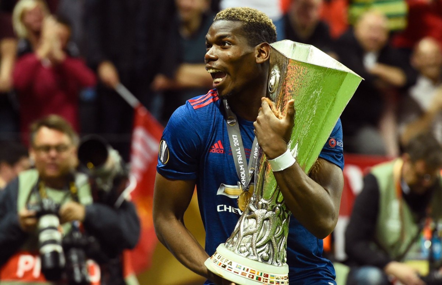 2017 ވަނަ އަހަރު ޔުނައިޓެޑު ކާމިޔާބުކުރި ޔޫރޮޕާ ލީގު ޓްރޮފީއާ އެކު ޕޮގްބާ އުފާފާޅުކުރުމުގައި.-- ފައިލް ފޮޓޯ: ޔޫއެފާ