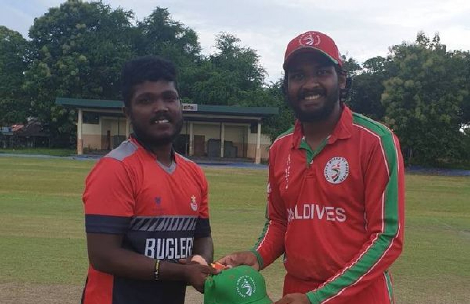 ދެވަނަ މެޗު ފެށުމުގެ ކުރިން ރާއްޖޭގެ ވައިސް ކެޕްޓަން އާދަމް ނާސިފް އުމަރު (ކ).-- ފޮޓޯ: ސީބީއެމް