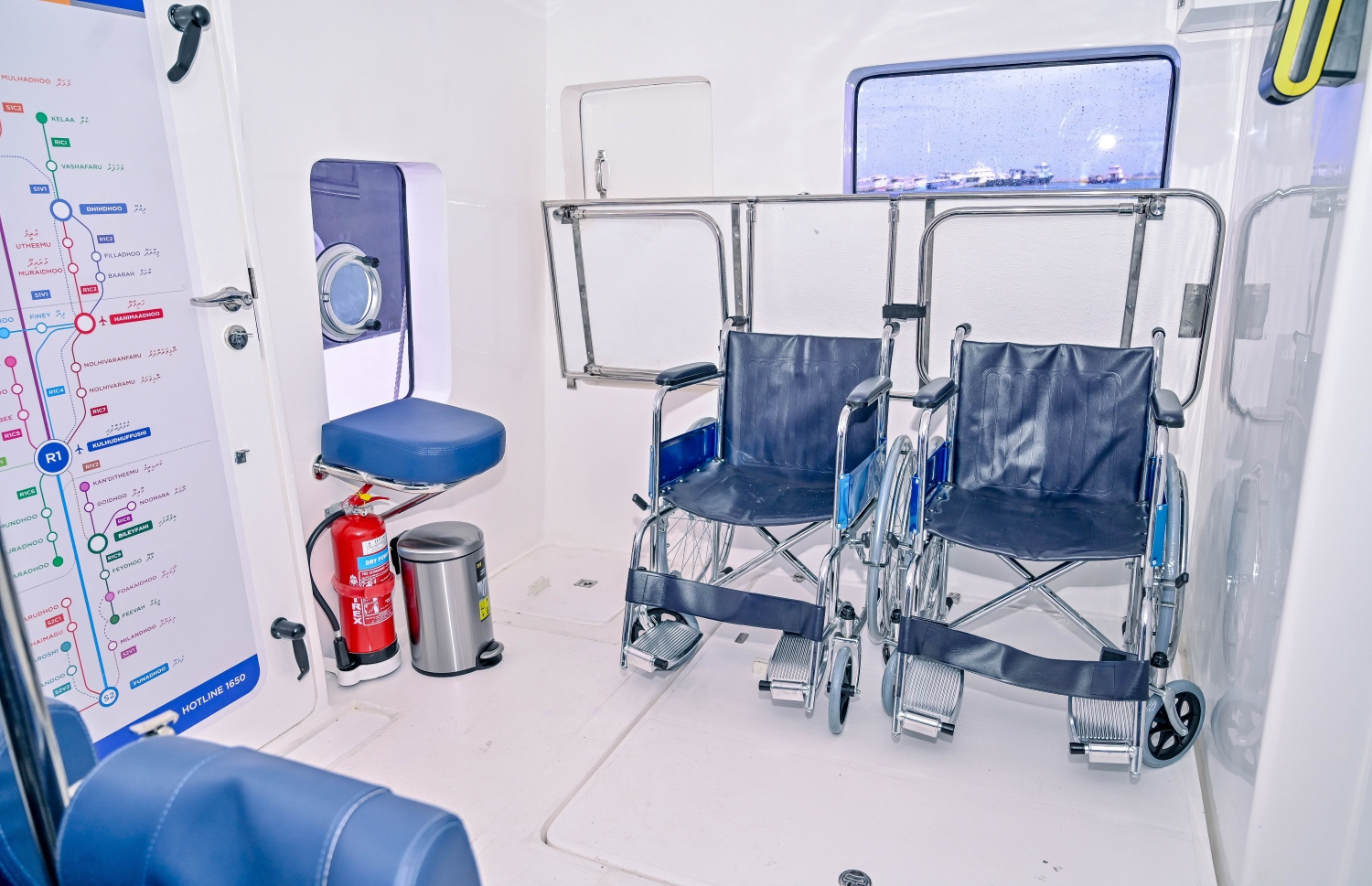 އާރްޓީއެލް ފެރީގައި، ހާއްސަ އެހީތެރިކަން ބޭނުންވާ މީހުން ލޯންޗަށް އަރައި ފައިބަން ބޭނުންކުރާ ގޮނޑިތަކެއް. -- ފޮޓޯ: ނިޝާން އަލީ | މިހާރު