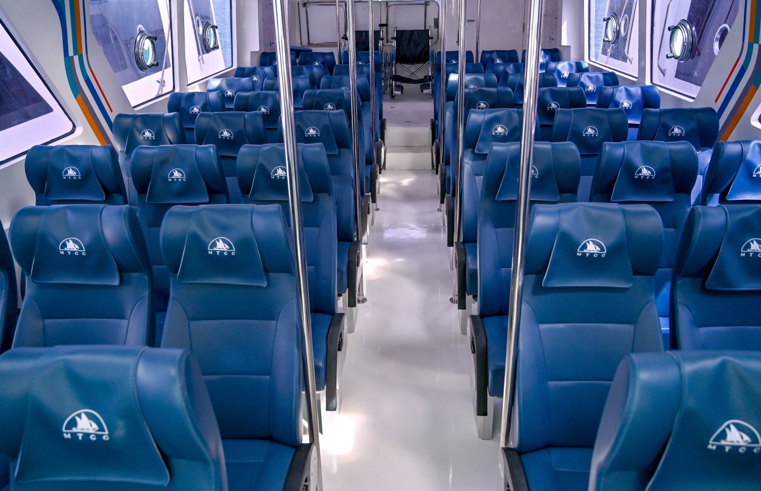 އާރްޓީއެލްގެ ލޯންޗު ފެރީގެ އެތެރެ. ހއ އަތޮޅުގެ ފެރީ ހިދުމަތް ވަނީ ފަށާފައި ---ފޮޓޯ: ނިޝާން އަލީ | މިހާރު