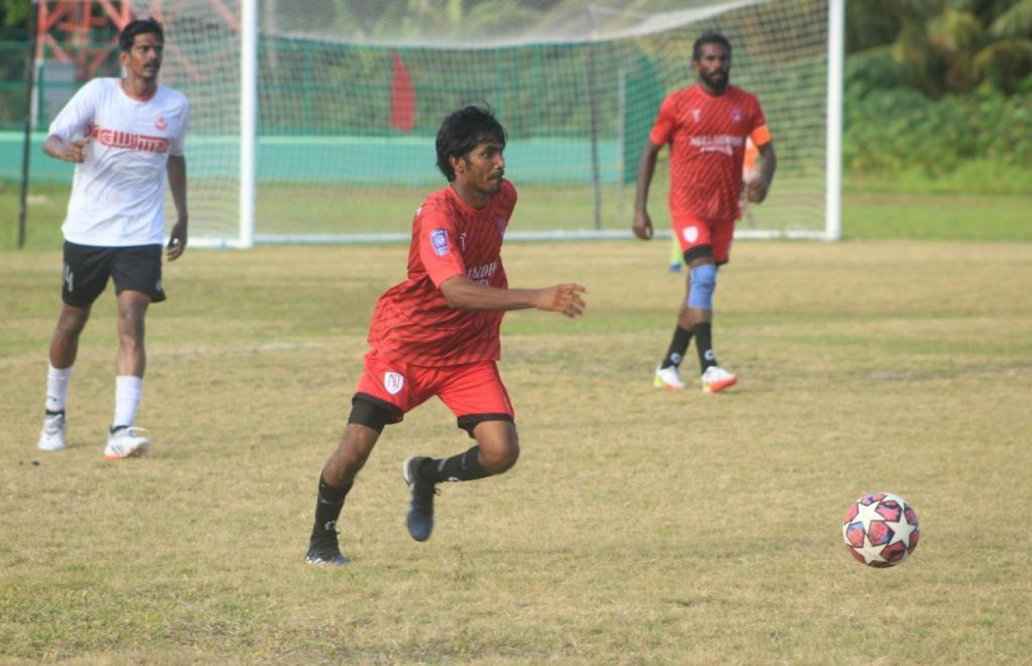 ނެއްލައިދޫ އާއި ޕޯލްސްޓާ ބައްދަލުކުރި މެޗުގެ ތެެރެއިން.-- ފޮޓޯ: އެފްއޭއެމް