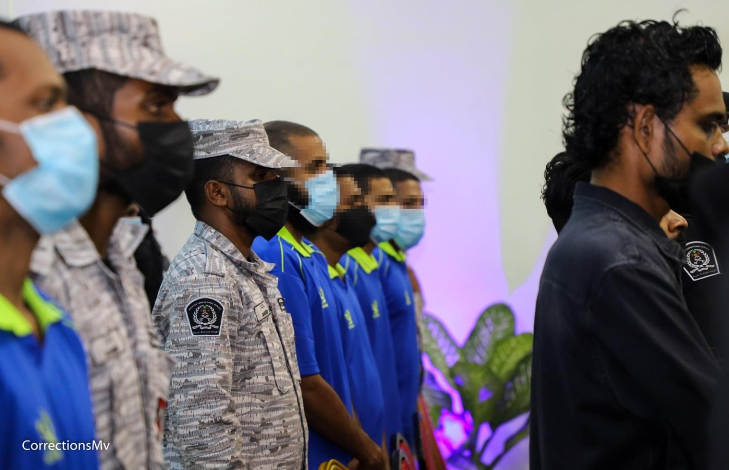 މާފުށި ޖަލުގައި ހިންގި ޑްރަގް ރިހެބް ޕްރޮގްރާމްގައި ބައިވެރިވި ބައެއް ގައިދީން: އެ ޕްރޮގްރާމް ފުރިހަމަ ތިން މަރުހަލާ ފުރިހަމަކުރި ގައިދީން ވަނީ މުޖުތަމައު އަށް ނެރެފައި -- ފޮޓޯ: ކަރެކްޝަންސް