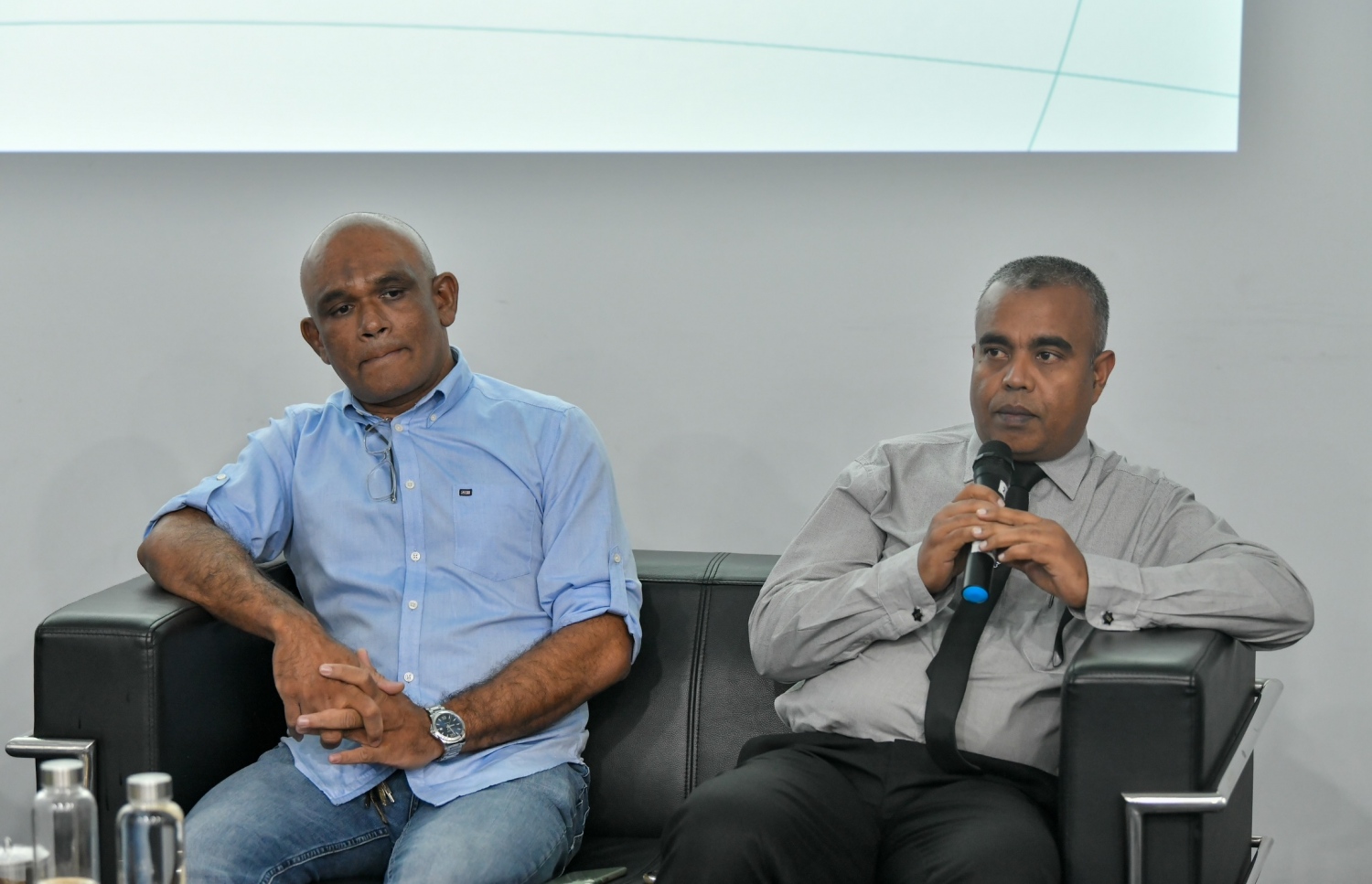 އާދިލް ރަޝީދު (ކަނާއަތް) އަދި ކެޕްޓަން މުހައްމަދު ޒައިދް (ވާއަތް) ރޭގެ ޕެނަލްގައި ބައިވެރިވެވަޑައިގަންނަނީ ---ފޮޓޯ: ނިޝާން އަލީ | މިހާރު