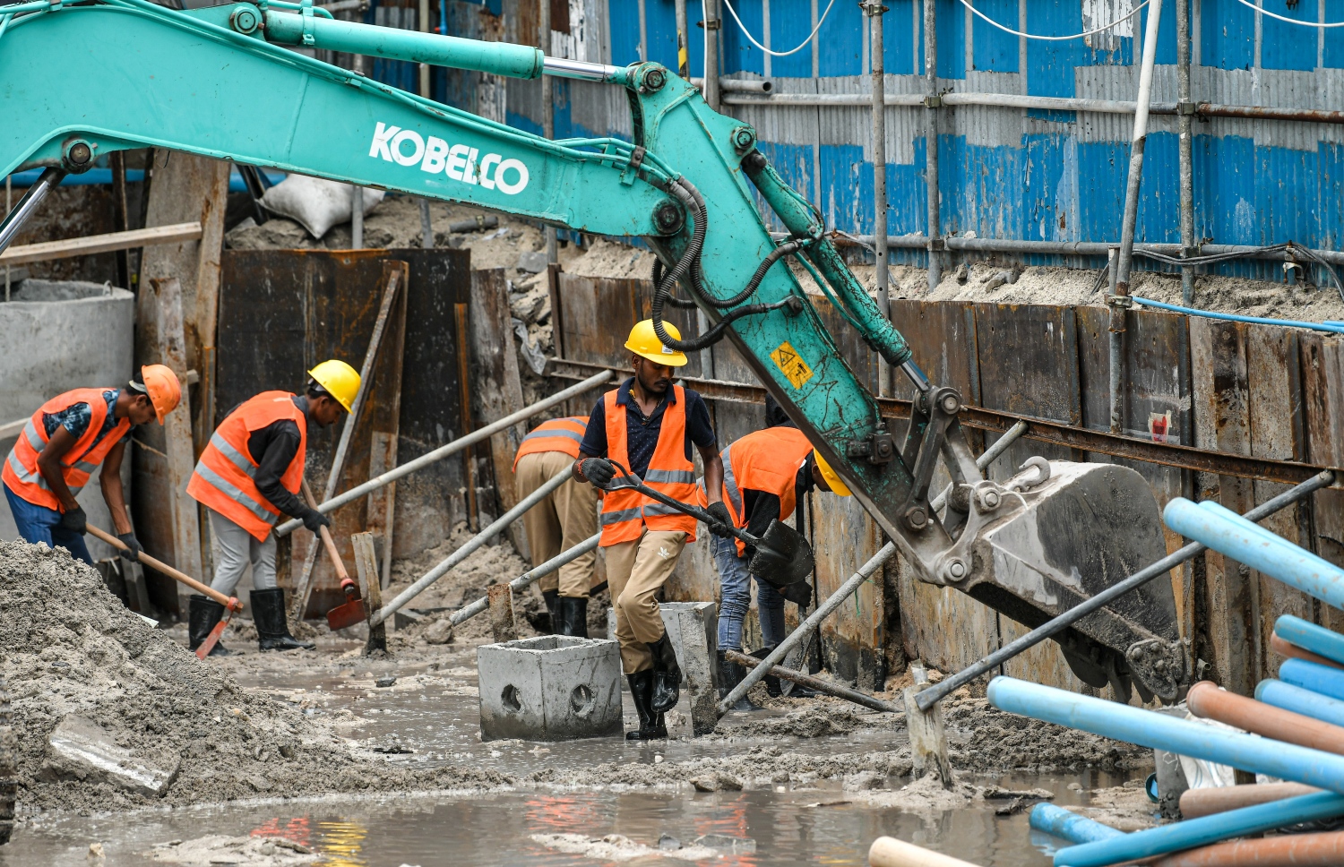 ޓާޓާއަށް ދިން ބިމެއްގައި ފްލެޓު އެޅުމުގެ މަސައްކަތް ކުރަނީ.-- ފޮޓޯ: ނިޝާން އަލީ/ މިހާރު