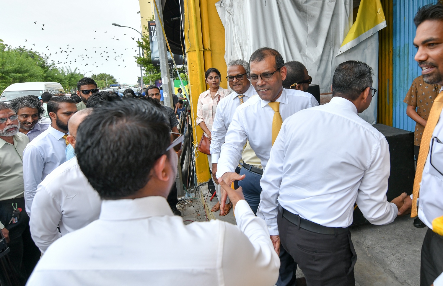 އެމްޑީޕީގެ 17 ވަނަ އަހަރީ ދުވަހުގެ މުނާސަބަތުގައި  އެޕާޓީގެ ހަރުގޭގައި ބޭއްވި ދިދަ ނެގުމުގެ ރަސްމިއްޔާތުގައި ޕާޓީގެ ރައީސް މުހައްމަދު ނަޝީދު މެންބަރުންނާ ބައްދަލުކުރައްވައި ސަލާމްކުރައްވަނީ. -- ފޮޓޯ: ނިޝާން އަލީ /މިހާރު