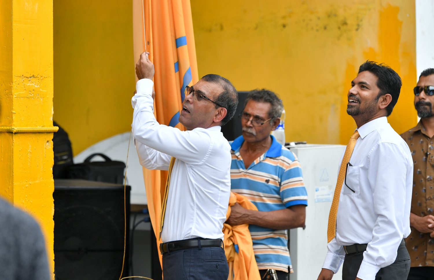 އެމްޑީޕީގެ 17 ވަނަ އަހަރީ ދުވަހުގެ މުނާސަބަތުގައި އެ ޕާޓީގެ ހަރުގޭގައި ބޭއްވި ދިދަ ނެގުމުގެ ރަސްމިއްޔާތުގައި ޕާޓީގެ ރައީސް މުހައްމަދު ނަޝީދު ދިދަ ނަންގަވަނީ--. ފޮޓޯ: ނިޝާން އަލީ /މިހާރު