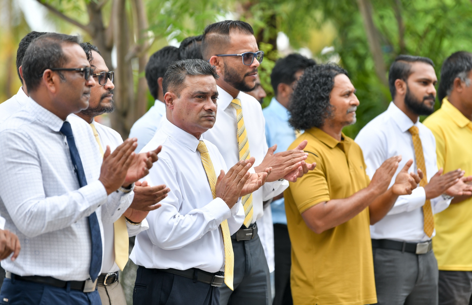 އެމްޑީޕީގެ އަހަރީ ދުވަހުގެ މުނާސަބަތުގައި އެޕާޓީގެ ހަރުގޭގައި ބޭއްވި ދިދަ ނެގުމުގެ ރަސްމިއްޔާތުގައި އެޕާޓީގެ ބައެއް މެމްބަރުން ބައިވެރިވަނީ --. ފޮޓޯ: ނިޝާން އަލީ /މިހާރު