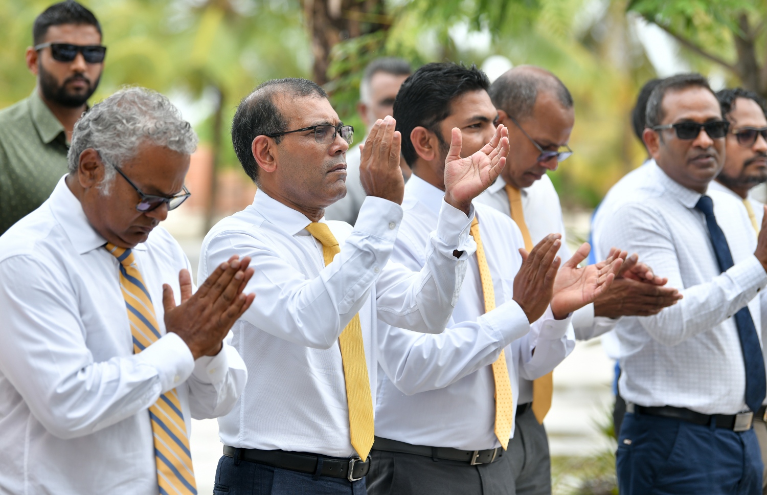 އެމްޑީޕީގެ 17 ވަނަ އަހަރީ ދުވަހުގެ މުނާސަބަތުގައި އެ ޕާޓީގެ ހަރުގޭގައި ބޭއްވި ދިދަ ނެގުމުގެ ރަސްމިއްޔާތުގައި ޕާޓީގެ ރައީސް މުހައްމަދު ނަޝީދާއި އެހެން މެންބަރުން ބައިވެރިވެވަޑައިގަންނަވަނީ. -- ފޮޓޯ: ނިޝާން އަލީ /މިހާރު