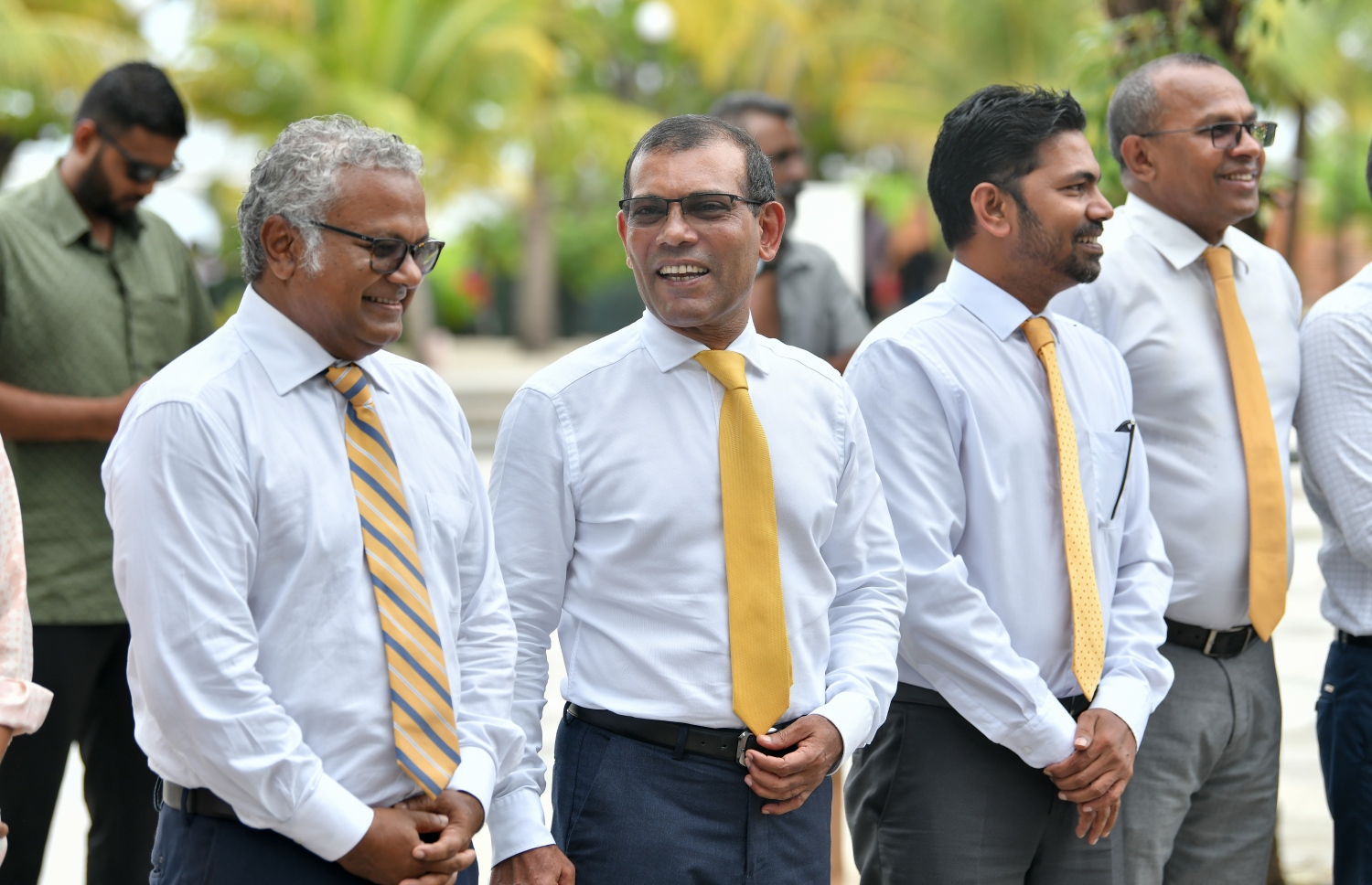 އެމްޑީޕީގެ 17 ވަނަ އަހަރީ ދުވަހުގެ މުނާސަބަތުގައި އެ ޕާޓީގެ ހަރުގޭގައި ބޭއްވި ދިދަ ނެގުމުގެ ރަސްމިއްޔާތުގައި ޕާޓީގެ ރައީސް މުހައްމަދު ނަޝީދާއި އެހެން މެންބަރުން ބައިވެރިވެވަޑައިގަންނަވަނީ. -- ފޮޓޯ: ނިޝާން އަލީ /މިހާރު