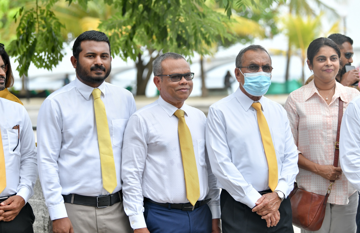 އެމްޑީޕީގެ އަހަރީ ދުވަހުގެ މުނާސަބަތުގައި އެޕާޓީގެ ހަރުގޭގައި ބޭއްވި ދިދަ ނެގުމުގެ ރަސްމިއްޔާތުގައި އެޕާޓީގެ ބައެއް މަޖިލިސް މެމްބަރުން ބައިވެރިވަނީ --. ފޮޓޯ: ނިޝާން އަލީ /މިހާރު