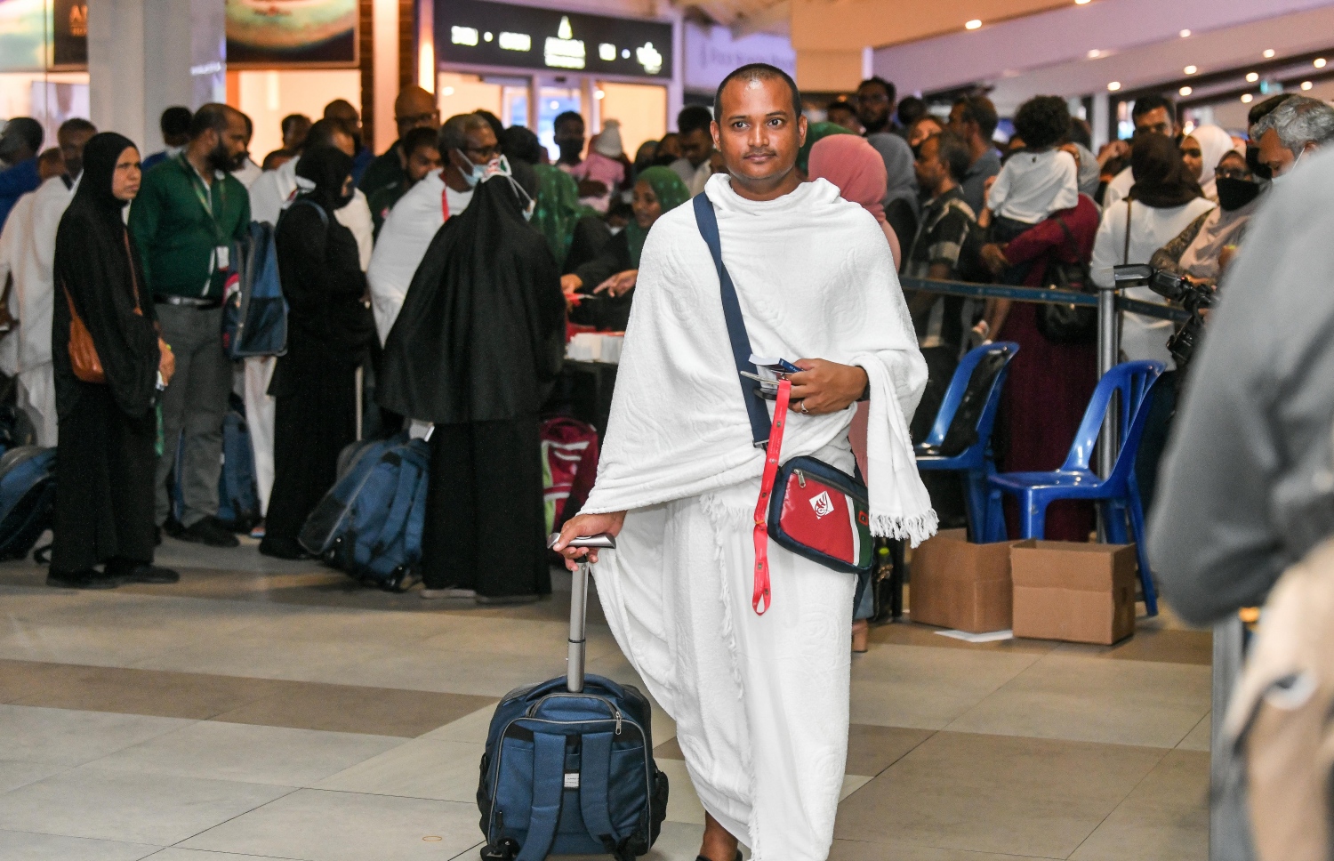 ދިވެހި ހައްޖުވެރިންގެ ފުރަތަމަ ގުރޫޕުގެ މީހަކު ފުރުމަށްޓަކައި މިއަދު ޓާމިނަލަށް ވަންނަނީ، މި އަހަރު ރާއްޖެއިން 453 މީހުން ހައްޖަށް ދާއިރު، ސައޫދީ އެއާލައިންސުން މިރޭ ފުރީ އޭގެތެރެއިން 157 މީހެއް.-- ފޮޓޯ: ނިޝާން އަލީ/މިހާރު