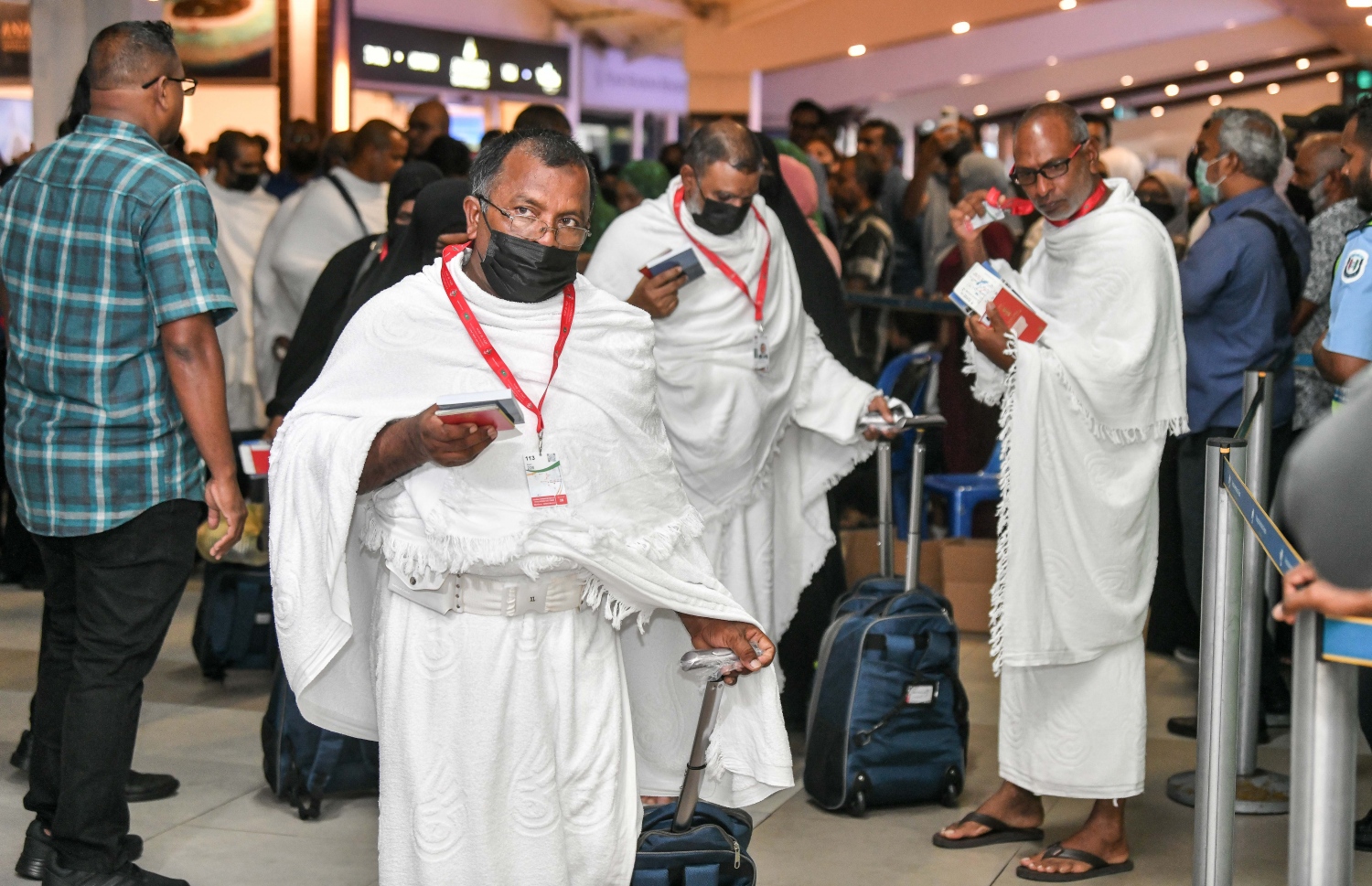 ރާއްޖެއިން މި އަހަރު ހައްޖަށް ދާ ހައްޖާޖީން ފުރަން ވެލާނާ އިންޓާނޭޝަނަލް އެއާޕޯޓްގައި: މިއަދާއި އަންނަ ބުދަ ދުވަހާއި އަދި ހޮނިހިރު ދުވަހު ހައްޖާޖީން ސައުދީ އަށް ދާނެ -- ފޮޓޯ: ނިޝާން އަލީ | މިހާރު