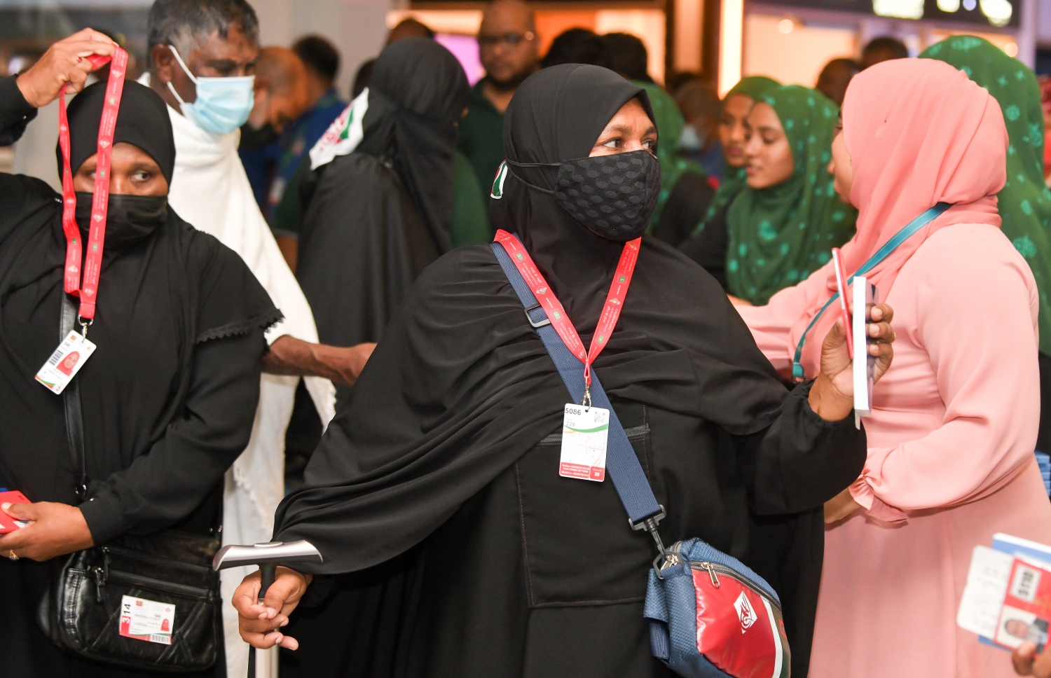 ރާއްޖެއިން މި އަހަރު ހައްޖަށް ދާ ހައްޖާޖީން ފުރަން ވެލާނާ އިންޓާނޭޝަނަލް އެއާޕޯޓްގައި: މިއަދާއި އަންނަ ބުދަ ދުވަހާއި އަދި ހޮނިހިރު ދުވަހު ހައްޖާޖީން ސައުދީ އަށް ދާނެ -- ފޮޓޯ: ނިޝާން އަލީ | މިހާރު