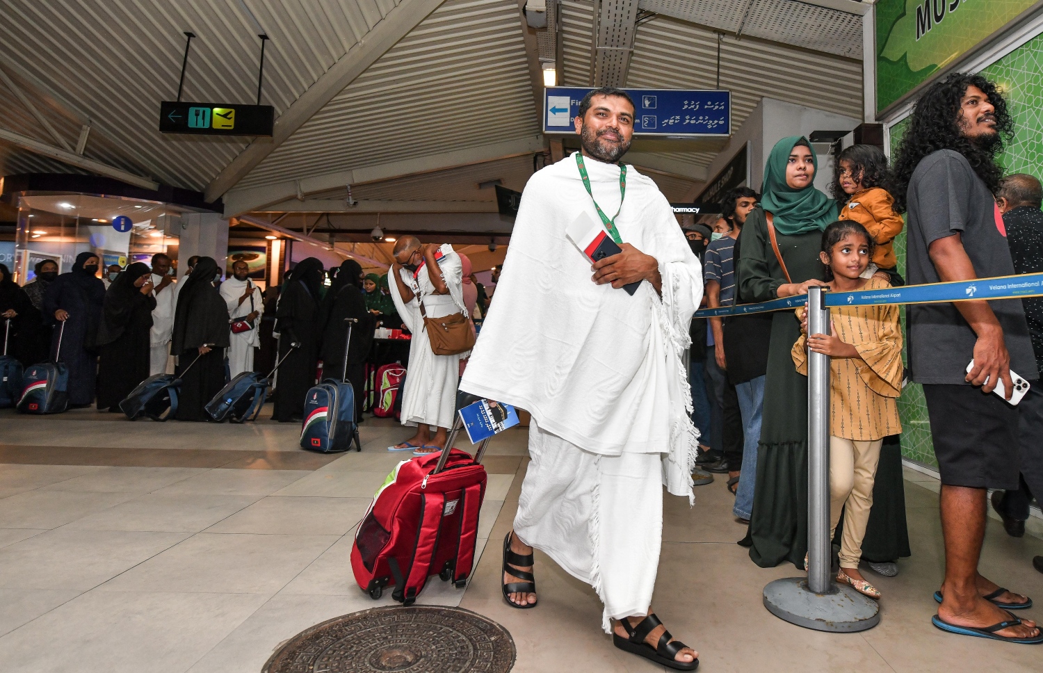 ދިވެހި ހައްޖުވެރިންގެ ފުރަތަމަ ގުރޫޕުގެ މީހަކު ފުރުމަށްޓަކައި މިއަދު ޓާމިނަލަށް ވަންނަނީ، މި އަހަރު ރާއްޖެއިން 453 މީހުން ހައްޖަށް ދާއިރު، ސައޫދީ އެއާލައިންސުން މިރޭ ފުރީ އޭގެތެރެއިން 157 މީހެއް.-- ފޮޓޯ: ނިޝާން އަލީ/މިހާރު