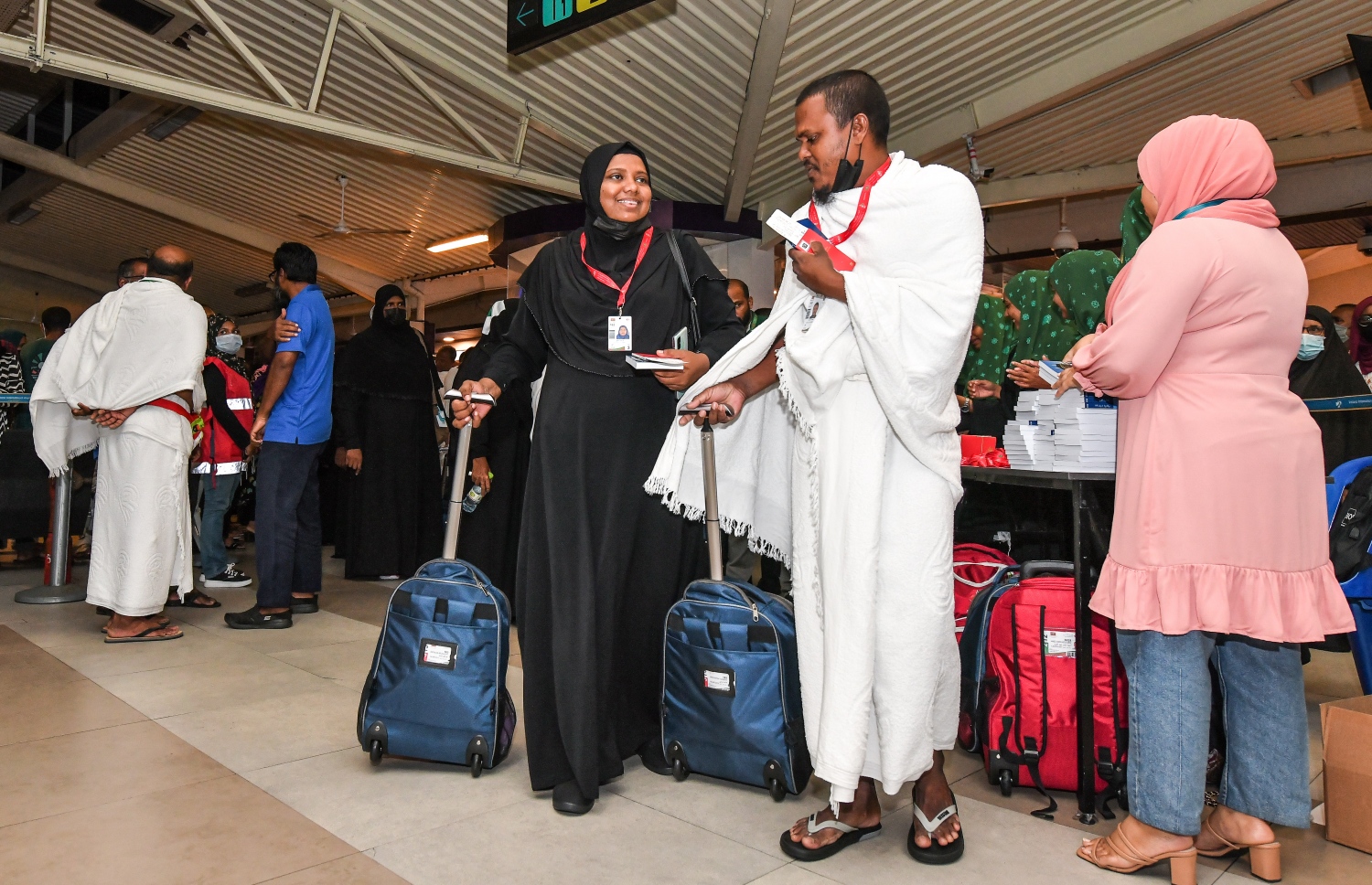 ދިވެހި ހައްޖުވެރިންގެ ފުރަތަމަ ގުރޫޕުގެ ބަޔަކު ފުރުމަށްޓަކައި މިއަދު ޓާމިނަލަށް ވަންނަނީ، މި އަހަރު ރާއްޖެއިން 453 މީހުން ހައްޖަށް ދާއިރު، ސައޫދީ އެއާލައިންސުން މިރޭ ފުރީ އޭގެތެރެއިން 157 މީހެއް.-- ފޮޓޯ: ނިޝާން އަލީ/މިހާރު