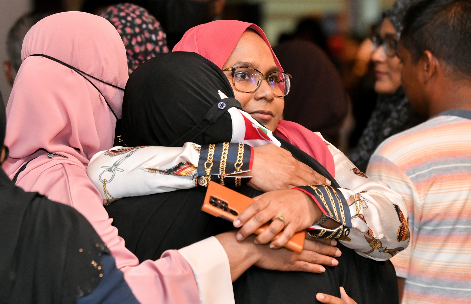 ދިވެހި ހައްޖުވެރިންގެ ފުރަތަމަ ގުރޫޕުގެ މީހަކު މިއަދު ފުރުމުގެ ކުރިން އޭނާގެ އާއިލާ މީހުންނާ ސަލާމްކުރަނީ، މި އަހަރު ރާއްޖެއިން 453 މީހުން ހައްޖަށް ދާއިރު، ސައޫދީ އެއާލައިންސުން މިރޭ ފުރީ އޭގެތެރެއިން 157 މީހެއް.-- ފޮޓޯ: ނިޝާން އަލީ/މިހާރު