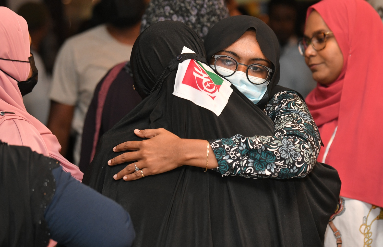 ދިވެހި ހައްޖުވެރިންގެ ފުރަތަމަ ގުރޫޕުގެ މީހަކު މިއަދު ފުރުމުގެ ކުރިން އޭނާގެ އާއިލާ މީހުންނާ ސަލާމްކުރަނީ، މި އަހަރު ރާއްޖެއިން 453 މީހުން ހައްޖަށް ދާއިރު، ސައޫދީ އެއާލައިންސުން މިރޭ ފުރީ އޭގެތެރެއިން 157 މީހެއް.-- ފޮޓޯ: ނިޝާން އަލީ/މިހާރު