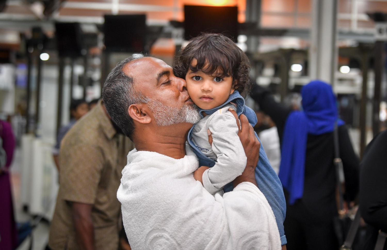 ރާއްޖެއިން މި އަހަރު ހައްޖަށް ދާ ހައްޖާޖީއަކު ވެލާނާ އިންޓަނޭޝަނަލް އެއާޕޯޓުގައި ފުރަން ގޮސް، ކުޑަކުއްޖަކު އުރާލައިގެން: ހައްޖާޖީން ފުރުވަން އެމީހުންގެ އާއިލާގެ ގިނަ ބަޔަކު އެއާޕޯޓަށް ދިޔަ -- ފޮޓޯ: ނިޝާން އަލީ | މިހާރު