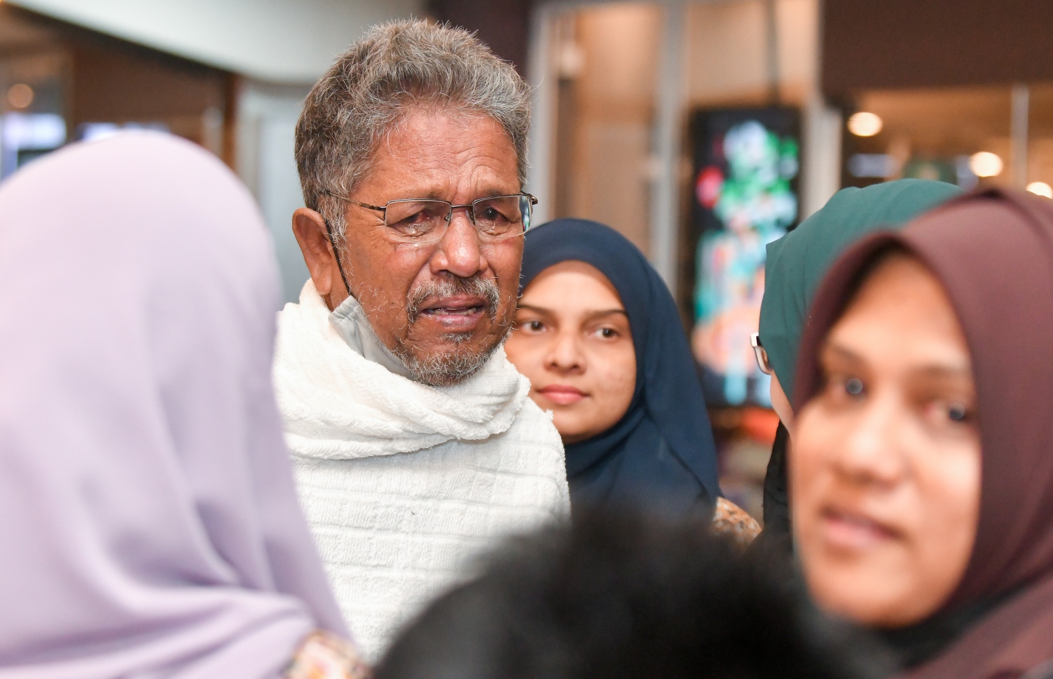 ރާއްޖެއިން މި އަހަރު ހައްޖަށް ދާ ހައްޖާޖީއަކު ވެލާނާ އިންޓާނޭޝަނަލް އެއާޕޯޓްގައި އާއިލާ އަށް އަލްވަދާއު ކިޔަމުން ރޮވިފައި: ހައްޖާޖީން ފުރުވަން އެމީހުންގެ އާއިލާގެ ގިނަ ބަޔަކު އެއާޕޯޓަށް ދިޔަ -- ފޮޓޯ: ނިޝާން އަލީ | މިހާރު