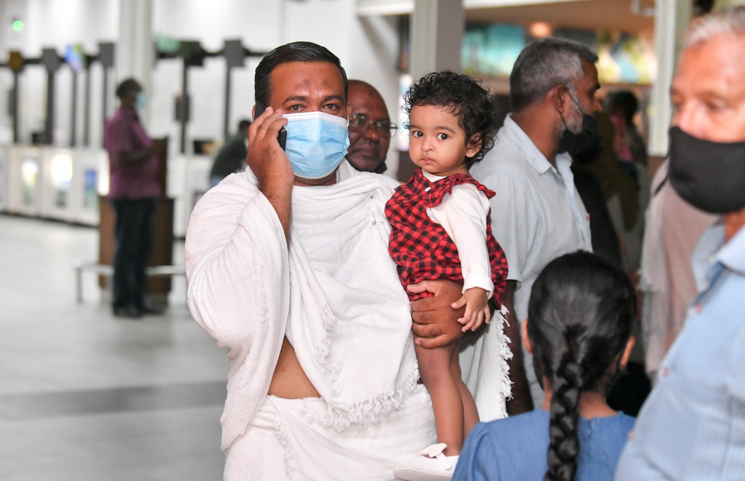 ދިވެހި ހައްޖުވެރިންގެ ފުރަތަމަ ގުރޫޕުގެ މީހަކު މިއަދު ފުރުމުގެ ކުރިން އޭނާގެ ދަރިފުޅާއެކު ވެލާނާ އިންޓަނޭޝަނަލް އެއާޕޯޓުގައި ވަގުތުކޮޅެއް ހޭދަކޮށްލަނީ، މި އަހަރު ރާއްޖެ އިން 453 މީހުން ހައްޖަށް ދާއިރު، ސައޫދީ އެއާލައިންސުން މިރޭ ފުރީ އޭގެ ތެރެއިން 157 މީހެއް.-- ފޮޓޯ: ނިޝާން އަލީ/މިހާރު