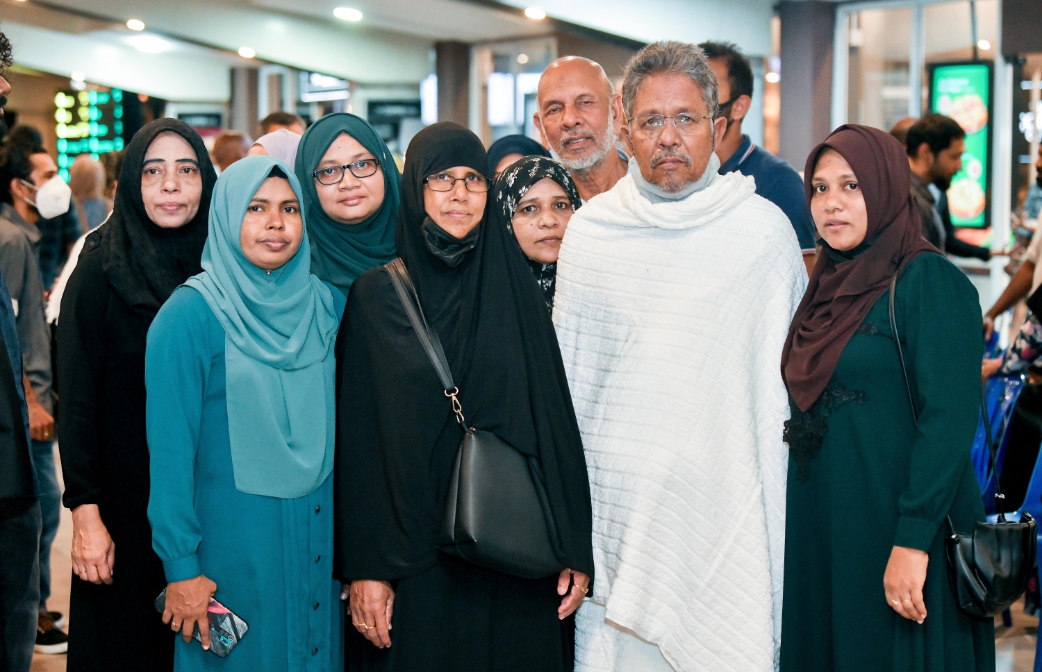 ދިވެހި ހައްޖުވެރިންގެ ފުރަތަމަ ގުރޫޕުގެ ބަޔަކު މިރޭ ފުރުމުގެ ކުރިން އެ މީހުންގެ އާއިލާ މީހުންނާއެކު ފޮޓޯއެއް ނަގަނީ ، މި އަހަރު ރާއްޖެ އިން 453 މީހުން ހައްޖަށް ދާއިރު، ސައޫދީ އެއާލައިންސުން މިރޭ ފުރީ އޭގެ ތެރެއިން 157 މީހެއް.-- ފޮޓޯ: ނިޝާން އަލީ/މިހާރު