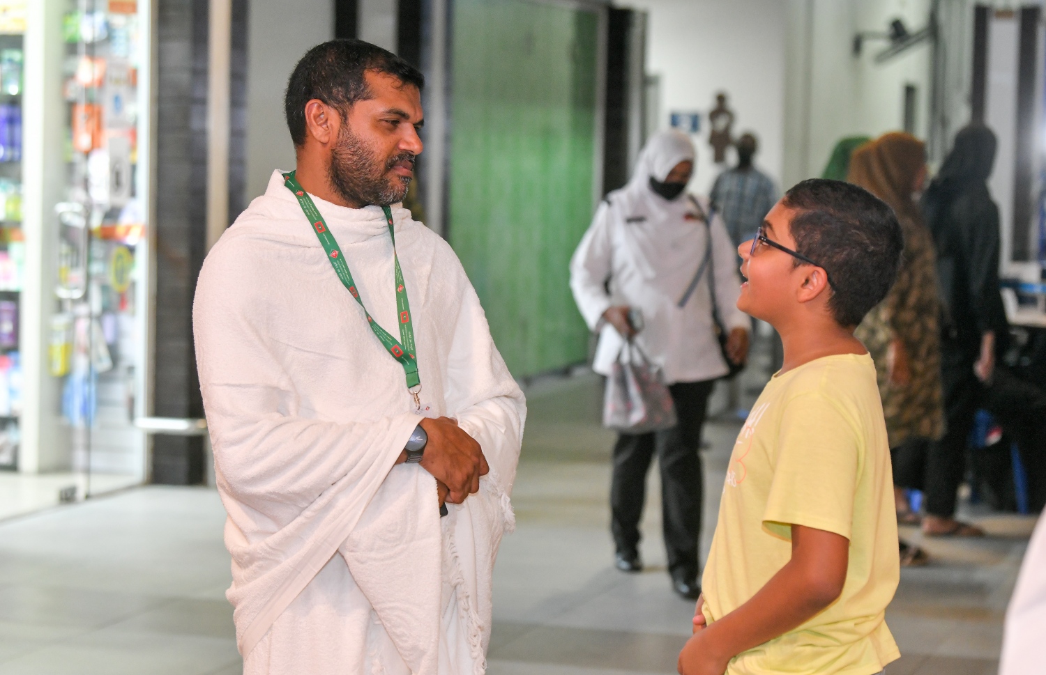 ދިވެހި ހައްޖުވެރިންގެ ފުރަތަމަ ގުރޫޕުގެ މީހަކު މިއަދު ފުރުމުގެ ކުރިން އޭނާގެ ދަރިފުޅާއިއެކު ވަގުތުކޮޅެއް ހޭދަކޮށްލަނީ، މި އަހަރު ރާއްޖެއިން 453 މީހުން ހައްޖަށް ދާއިރު، ސައޫދީ އެއާލައިންސުން މިރޭ ފުރީ އޭގެތެރެއިން 157 މީހެއް.-- ފޮޓޯ: ނިޝާން އަލީ/މިހާރު