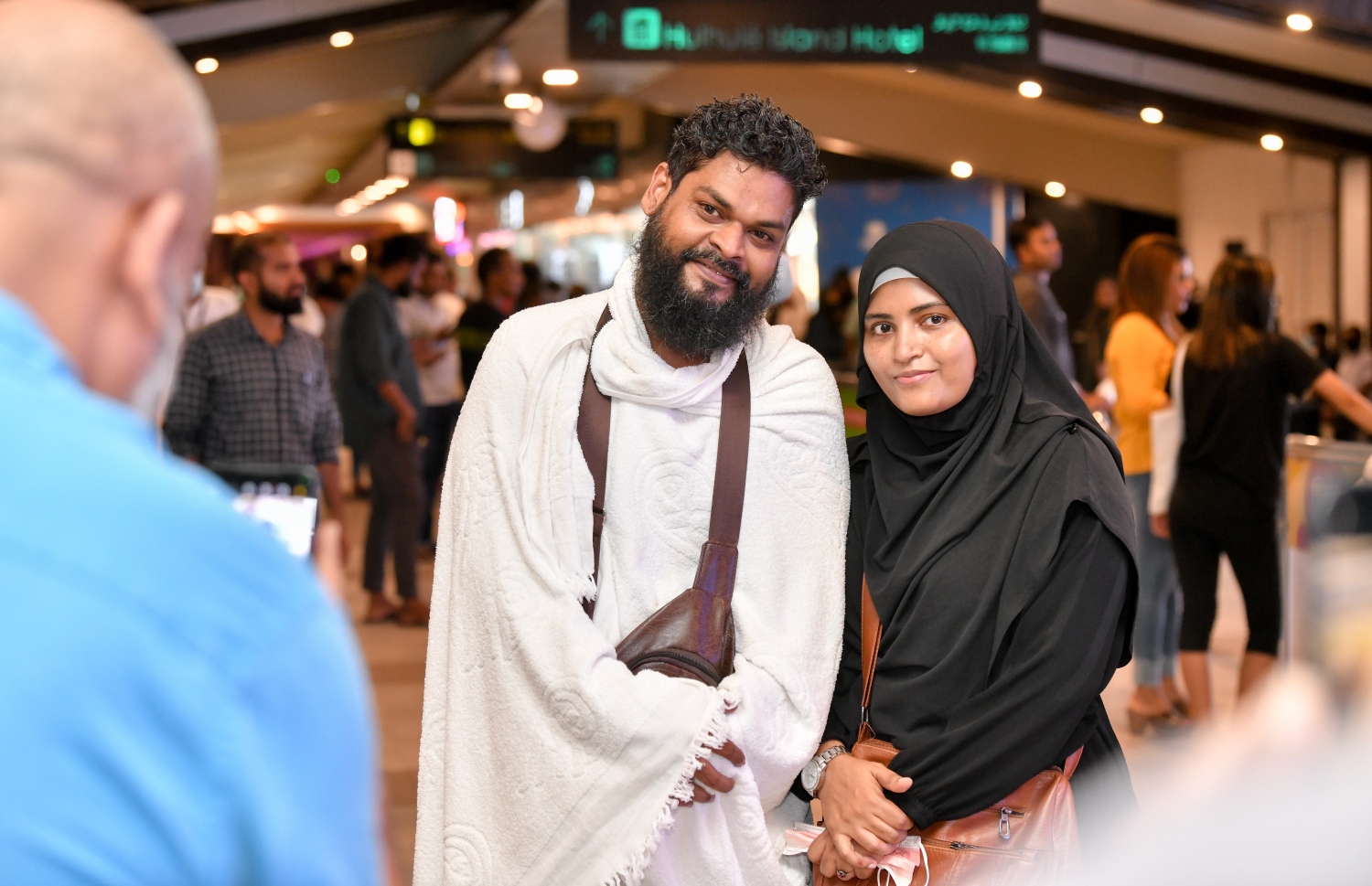 ދިވެހި ހައްޖުވެރިންގެ ފުރަތަމަ ގުރޫޕުގެ ބަޔަކު މިއަދު ފުރުމުގެ ކުރިން ފޮޓޯއެއް ނަގަނީ ، މި އަހަރު ރާއްޖެއިން 453 މީހުން ހައްޖަށް ދާއިރު، ސައޫދީ އެއާލައިންސުން މިރޭ ފުރީ އޭގެތެރެއިން 157 މީހެއް.-- ފޮޓޯ: ނިޝާން އަލީ/މިހާރު