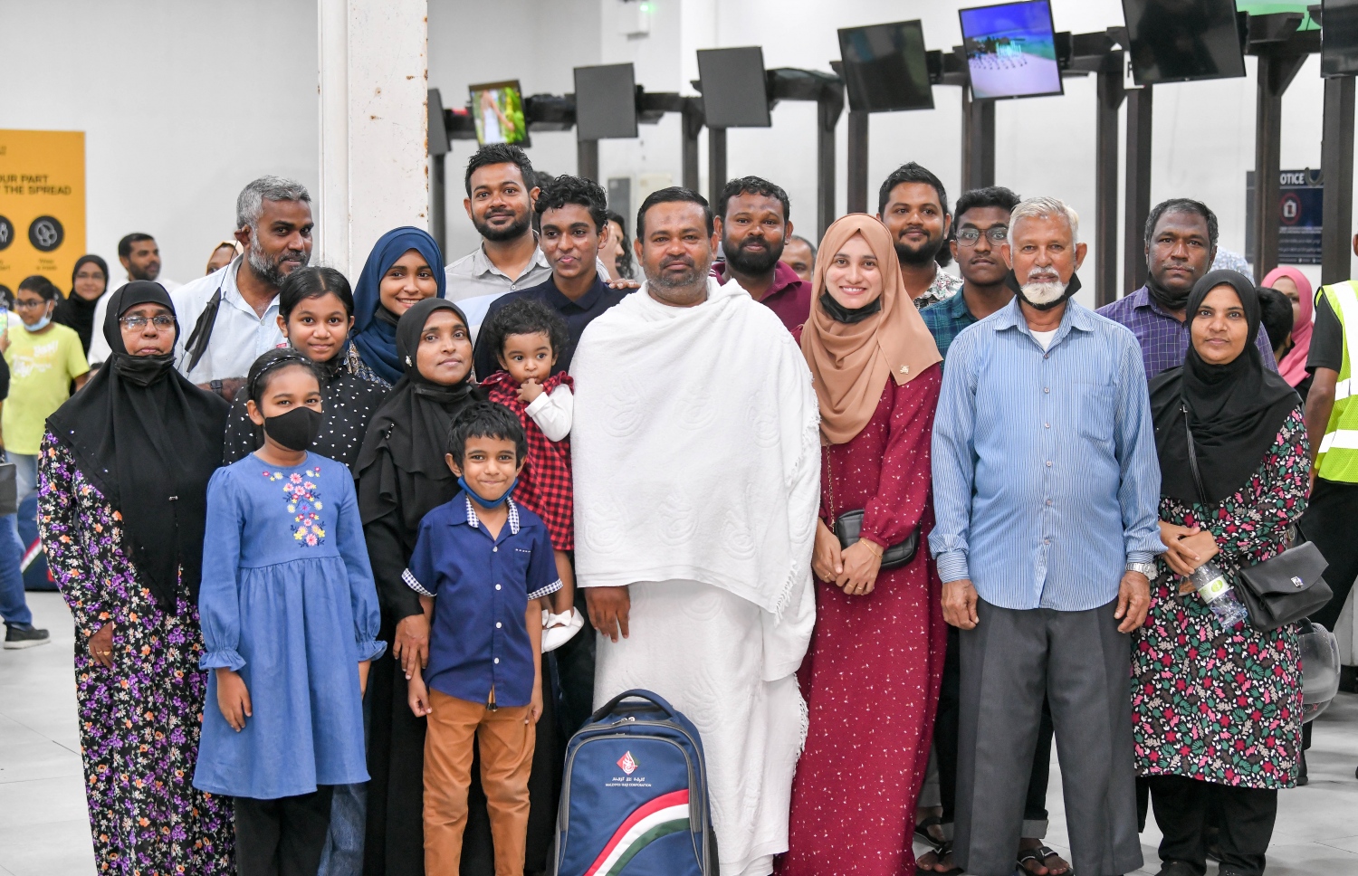 ދިވެހި ހައްޖުވެރިންގެ ފުރަތަމަ ގުރޫޕުގެ ބަޔަކު މިރޭ ފުރުމުގެ ކުރިން އެ މީހުންގެ އާއިލާ މީހުންނާއެކު ފޮޓޯއެއް ނަގަނީ ، މި އަހަރު ރާއްޖެ އިން 453 މީހުން ހައްޖަށް ދާއިރު، ސައޫދީ އެއާލައިންސުން މިރޭ ފުރީ އޭގެ ތެރެއިން 157 މީހެއް.-- ފޮޓޯ: ނިޝާން އަލީ/މިހާރު