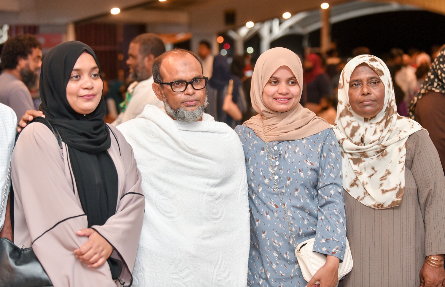 ދިވެހި ހައްޖުވެރިންގެ ފުރަތަމަ ގުރޫޕުގެ މީހަކު މިރޭ ފުރުމުގެ ކުރިން އޭނާގެ އާއިލާގެ މީހުންނާއެކު ފޮޓޯއެއް ނަގަނީ ، މި އަހަރު ރާއްޖެ އިން 453 މީހުން ހައްޖަށް ދާއިރު، ސައޫދީ އެއާލައިންސުން މިރޭ ފުރީ އޭގެ ތެރެއިން 157 މީހެއް.-- ފޮޓޯ: ނިޝާން އަލީ/މިހާރު